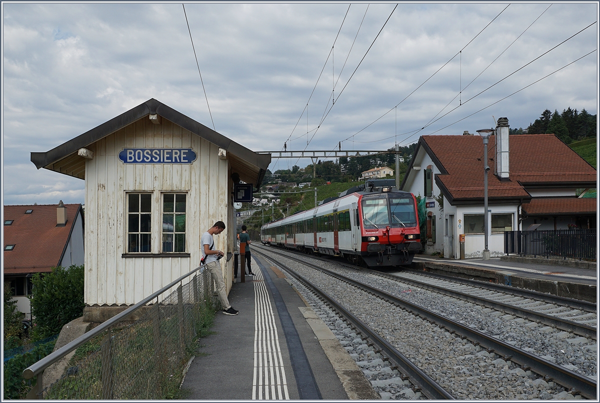 Dem Publikum als  Sommerfahrplan  schmachhaft gemacht wurde unter anderem auch die Strecke Lausanne - Bern zwischen Lausanne und Puidoux gesperrt und gesamthaft erneuert, mit dem Resultat, dass zumindest optisch sich erfreulicherweise kurz nach der Wiederinbetriebnahme  gleich beide Gleise frisch ein geschottert zeigten. 

Bei Bossière ist ein RBDe 560  Domino  auf dem Weg nach Palézieux.

