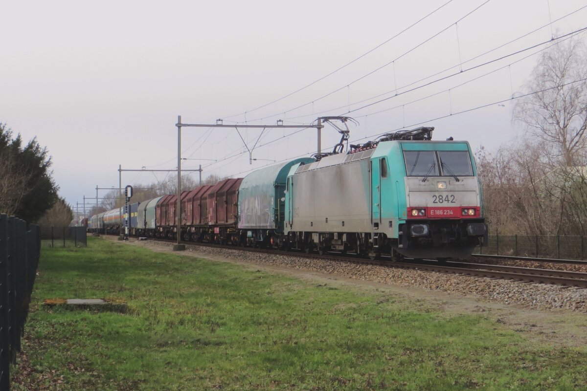 Den 16.März 2021 war grau wann Lineas 2842 mit deren umgeleiteter Mischer Wijchen passierte. 