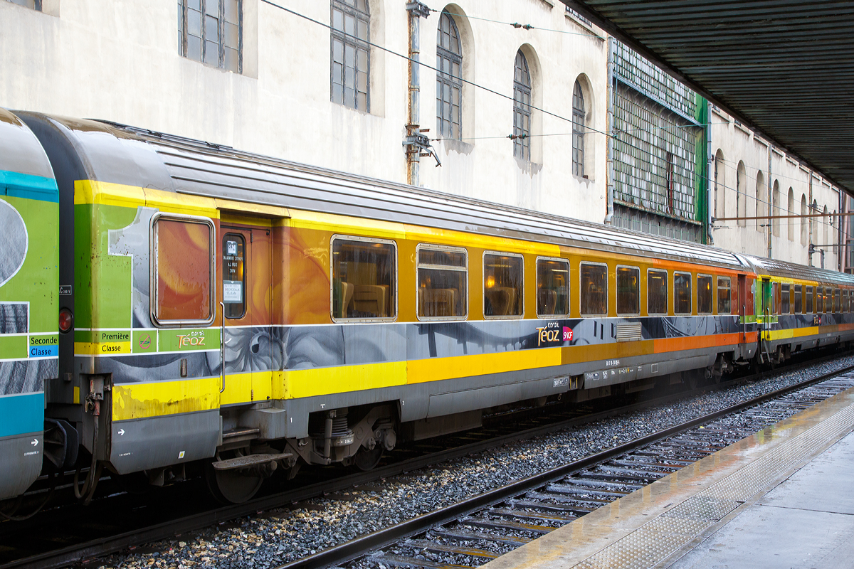 
Der 1. Klasse Corail Téoz Wagen bzw. IC-Wagen (seit 2012 bezeichnet SNCF Corail Téoz als Intercity) der Gattung A8tu, UIC-Wagennummer  F-SNCF 50 87 18-74 005-5, der SNCF am 25.03.2015 im Bahnhof Marseille St-Charles. Diese Wagen sind für eine Höchstgeschwindigkeit von 160 km/h zugelassen.

TECHNISCHE DATEN:
Spurweite: 1.435 mm
Anzahl der Achsen: 4 (in zwei Drehgestelle)
Länge über Puffer: 26.400 mm
Drehzapfenabstand : 18.300 mm
Achsabstand im Drehgestell: 2.560 mm
Eigengewicht: 42,0 t
Zul. Höchstgeschwindigkeit: 160 km/h 
Sitzplätze: 52