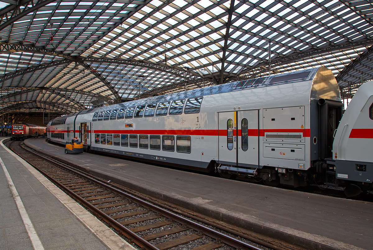 
Der 1. Klasse IC 2 – Doppelstockwagen D-DB 50 16 – 81 155-8 DApza 687.2 der DB Fernverkehr AG am 22.05.2018 ,im Zugverband (Wagen 4) des IC 2443 nach Dresden Hbf, im Hauptbahnhof Köln.

DB Fernverkehr setzt seit dem 12. Dezember 2015 aus Doppelstockwagen gebildete Intercity-Züge unter der Bezeichnung Intercity 2 (in Kurzform IC2) ein. Hierfür wurden zunächst 27 Zugeinheiten beschafft, die aus je vier Doppelstock-Mittelwagen, einem Doppelstock-Steuerwagen und einer auf 160 km/h ausgelegten Lokomotive der Bombardier-Traxx-Baureihe P160 AC2 (DB 146.5) bestehen. Die Doppelstock-Wagen sind zwar für eine Höchstgeschwindigkeit von 189 km/h konstruiert, doch werden die Züge wegen der dazu erforderlichen gesonderten Zulassungsprozedur (mit noch zu bestellenden Lokomotiven der Baureihe Bombardier TRAXX P189 AC) auf längere Sicht nur für eine Geschwindigkeit von 160 km/h zugelassen sein.

Durch die Beschaffung der Doppelstock-Intercitys sollten vordringlich Fahrzeugkapazitäten geschaffen werden, um die Fahrzeugreserve des DB-Fernverkehrs zu vergrößern. Der Wert des 2011 an Bombardier Transportation vergebenen Auftrags wurde mit 362 Millionen Euro beziffert. Die Kosten eines Zuges mit fünf Wagen und einer Lokomotive der Baureihe 146.5 betragen 17 Millionen Euro.

Die Züge verfügen über 468 Sitzplätze, davon 70 in der ersten Klasse. Ein Bistro oder Restaurant ist nicht vorhanden, stattdessen erfolgt auf einzelnen Streckenabschnitten eine Bewirtung am Platz. Die Züge verfügen unter anderem über Handyverstärker und eine fahrzeuggebundene Rollstuhlrampe. Eine Intercity-2-Garnitur besteht aus einem zweite Klasse Steuerwagen, drei zweite Klasse Mittelwagen und einem erste Klasse Mittelwagen, an den die Lok gekoppelt wird. Bei den Mittelwagen befinden sich die Türen über den Drehgestellen (sogenannter Hochflureinstieg), sodass sowohl Unter- als auch Oberstock nur durch Treppen erreichbar sind. Der Unterstock des Steuerwagens ist durch Niederflureinstiege zwischen den Drehgestellen barrierefrei erreichbar und ist mit Fahrradstellplätzen sowie einer barrierefreien Toilette ausgestattet. Der Oberstock ist nicht barrierefrei und wird im Steuerwagen über zwei Treppen erreicht.

Der Einsatz der Doppelstock-Intercity-Züge – nun mit der Bezeichnung Intercity 2 (IC2) – begann zum Fahrplanwechsel im Dezember 2015.

Die Drehgestelle:
Die Wagen laufen auf Drehgestellen der Bauart Görlitz IX. Im Jahr 2004 führte Bombardier eine Marktanalyse durch, die ergab, dass Doppelstockwagen in Zukunft Geschwindigkeiten von 200 km/h erreichen und durch dafür notwendige Maßnahmen wie Druckertüchtigung die Radsatzlast auf 20 t steigen wird. Die Drehgestelle der Bauart Görlitz VIII ermöglichen jedoch nur Geschwindigkeiten von 160 km/h bei Radsatzlasten von 18 t. Daher entwickelte Bombardier in Siegen (eigentlich Netphen - Dreis-Tiefenbach, ehemals Waggon Union) das Drehgestell Görlitz IX, ohne einen konkreten Kundenauftrag erhalten zu haben. Die Konstruktion beruht auf der weit verbreiteten Bauart Görlitz VIII, viele Komponenten sind abwärtskompatibel. Veränderungen wurden bei der Drehgestellanlenkung und den Bremszangen umgesetzt. Außerdem wurde aus Gründen der Kostenersparnis die Zahl der Einzelteile des Drehgestellrahmens verringert, sodass sich die Länge der Schweißnähte um 35 % reduziert. Im Vergleich zur Bauart Görlitz VIII entfallen die bisherigen vier Gussteile pro Rahmen. 2007 wurden sechs Prototyp-Drehgestelle gefertigt, zwei davon mit neuen, kompakteren Bremszangen. Mit vier Drehgestellen wurden durch DB Systemtechnik Fahrversuche durchgeführt, bei denen auf der Schnellfahrstrecke Hannover–Berlin zwischen Wolfsburg und Rathenow 230 km/h erreicht wurden. Ein Drehgestell wurde in Siegen auf einem mit Flachstellen versehenen Rollenprüfstand einem Dauerschwingversuch unterzogen. 

Die Drehgestelle werden seither in den Bombardier Twindexx sowie den Doppelstock-Intercitys (die zur Produktfamilie Twindexx gehören) verbaut.

TECHNISCHE DATEN:
Hersteller:  Bombardier, Werk Görlitz / Drehgestelle Werk Siegen
Baujahre: 2013 bis 2015
Spurweite: 1.435 mm
Länge über Puffer:  26.800 mm
Wagenkastenlänge:  26.400 mm
Drehzapfenabstand:  20.000 mm
Achsstand im Drehgestell:  2.500 mm
Drehgestellbauart:  Görlitz IX
Leergewicht:  54 t
Höchstgeschwindigkeit: 160 km/h
Zulassungen für: D 
Sitzplätze: 70 in der 1. Klasse
Toiletten: 2, geschlossenes System
Kleister befahrbarer Gleisbogen: R 90 m
Bremsbauart:  KE-R-A-Mg

