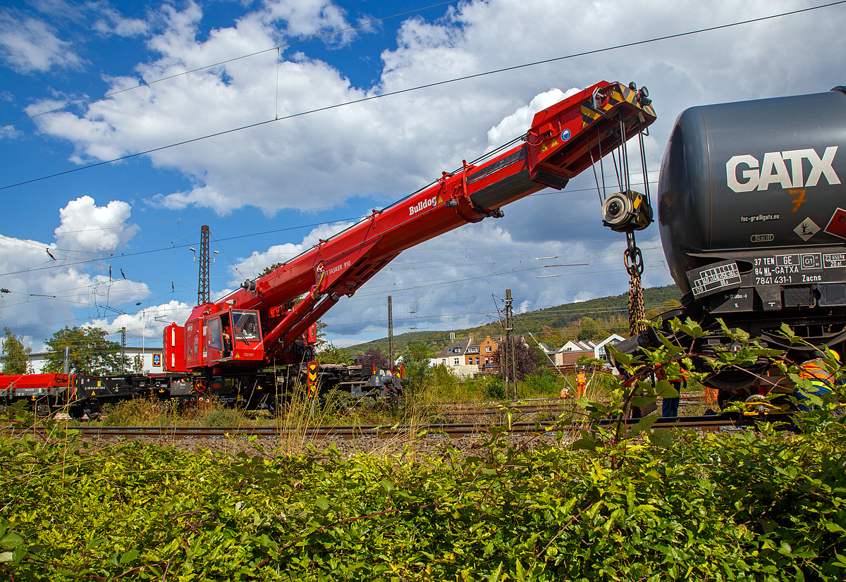 
Der 100t - Eisenbahnkran 733 001  Bulldog   (Schweres Nebenfahrzeug Nr.  D-DB 99 80 9471 004-8) der DB Netz AG, Maschinenpool, Standort Wanne-Eickel, am 02.09.2020 im Einsatz beim Bahnhof Niederlahnstein. Im Bf Niederlahnstein war am 30.08.2020 ein Kesselwagenzug entgleist.

Der Notfallkran ein Kirow MULTI TASKER KRC 910 er wird von der DB als Baureihe 733 geführt. 
