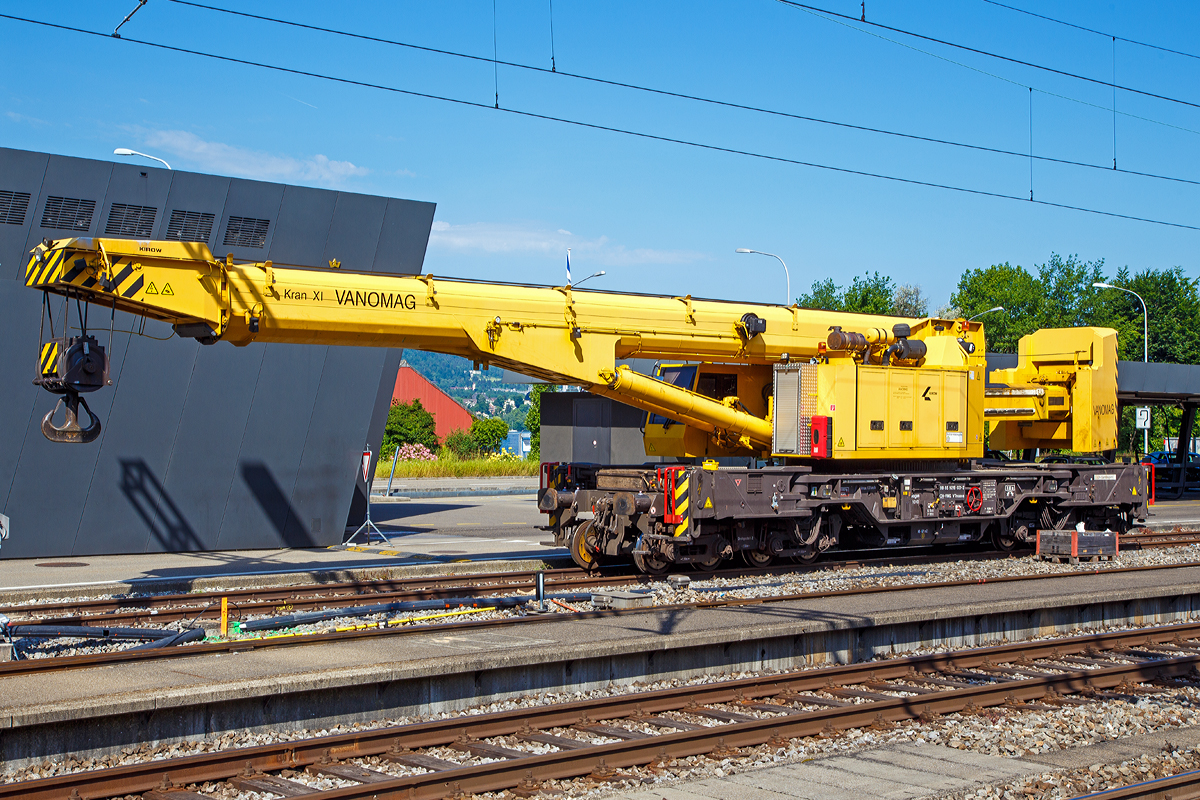 
Der 110t - KIROW Gleisbauschienenkran KRC 1010 der Vanomag AG, Mechanischer Gleisbau, (CH 6304 Zug), Kran XI, Schweres Nebenfahrzeug Nr. 99 85 9219 031-3 CH-VMG VTmaass, abgestellt am 07.06.2015 in Zürich-Tiefenbrunnen. 

Der 110-t-Eisenbahndrehkran (auch Gleis- und Brückenbaukran) wird für den Aus-und Einbau von schweren Betonweichen, Gleisjochen und Hilfsbrücken sowie für die Montage von Ingenieurbauwerken eingesetzt. Bei Havarien auf Bahnstrecken leistet er schnelle Hilfe zum Bergen schwerer Lasten.

Der Kran wurde 2009 von Kirow Ardelt GmbH in Leipzig unter der Fabriknummer 152000 gebaut. Die maximalen Tragfähigkeiten sind abgestützt 110 t und freistehend 80 t.

Technische Daten
Spurweite: 1.435 mm (Normalspur)
Länge über Puffer: 14.000 mm
Achsanzahl: 8
Drehzapfenabstand: 9.000 mm
Drehzapfenabstand im Drehgestell 1 und 2: 2.300 mm
Achsabstand in den Einzeldrehgestellen: 1.100mm
Ergebene Achsabstände in m: 1,1 / 1,2 / 1,1/ 5,6 / 1,1 / 1,2 / 1,1
Achsfolge: 1'A'1A'A1'A1'
Eigengewicht: 109 t (in Transportstellung) / 143 t (Arbeitsgewicht)
Achslast: 13,7 t (in Transportstellung)
Fahrgeschwindigkeit im Zugverband: 120 km/h
Fahrgeschwindigkeit mit Eigenantrieb: 25 km/h (Steigfähigkeit
max. 50 ‰)
Dieselmotor: wassergekühlter 6-Zylinder -Reihenmotor, vom Typ Cummins QSB 6.7 mit Abgasturboaufladung und  Ladeluftkühlung 
Motorleistung:  ca. 200 kW
Not-Dieselmotor: luftgekühlter 2-Zylinder-Viertakt-Dieselmotor mit Direkt-Einspritzung, vom Typ Hatz 2 G 40 mit ca. 15 kW Leistung
kleinster befahrbarer Radius: 80 m
