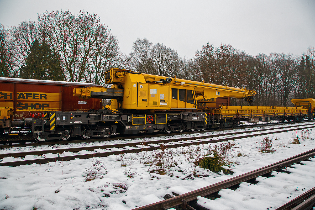 Der 125 t KIROW Gleisbauschienenkran KIROW Multi Tasker KRC 810 T (mit Schwerlastausr�stung), Schweres Nebenfahrzeug Nr. D-HGUI 99 80 9419 024-1, ex 97 82 53 513 19-3, der HERING Bahnbau GmbH (Burbach) ist am 11.12.2021 auf dem Betriebshof der Westerwaldbahn (WEBA) auf der Bindweide bei Steinebach/Sieg abgestellt. Deutlich sieht man dass das Gegengewicht demontiert wurde, damit der Kran f�r die Fahrt nach hier leichter wurde. Da wohl sonst die Meterlast (Streckenlast) zu hoch war.

Der Kran wurde 2008 von KIROW in Leipzig unter der Fabriknummer 149000  gebaut und an die HERING Bahnbau GmbH (Burbach) geliefert.

Der Gleisbauschienenkran KRC 810 T ist ein Schienendrehkran des Herstellers Kirow Ardelt (bis 2008 Kirow) in Leipzig. Der Typ 810  wird f�r den Aus-und Einbau von schweren Betonweichen, Gleisjochen und Hilfsbr�cken sowie f�r die Montage von Ingenieurbauwerken eingesetzt. Bei Havarien auf Bahnstrecken leistet er schnelle Hilfe zum Bergen schwerer Lasten. Das maximale Lastmoment des Krans liegt zwischen 500 und 900 tm. Die Krane werden auch als Eisenbahndrehkran „EDK“ bezeichnet.

Die maximale Tragf�higkeit des bis zu 128 Tonnen schweren Krans betr�gt abgest�tzt bis zu 125 Tonnen und freistehend 90 Tonnen. Bei maximaler Ausladung kann der Kran noch 28,5 Tonnen heben. Die gr��te m�gliche Hakenh�he liegt bei 18 m und die maximale Ausladung vor Puffer bei 15 m. Der Teleskoparm erlaubt Arbeiten im Radius zwischen 6,5 und 24,5 Metern. Im Gegensatz zu fr�heren Kranen ist auch ein Einsatz in der Nullposition ohne Abbau der Fahrleitung m�glich. Die Gegenlast (Gegengewicht) ist zum Ausgleich unterschiedlicher Lasten ausfahrbar. Die Gegenlast kann in Transportstellung nicht (wie z.B. bei dem KRC 910) auf einem Gegenlastwagen abgest�tzt werden. Dadurch hat KRC 810 auch eine h�here Streckenlast. F�r Hebearbeiten in stehender Stellung verf�gt der Kran �ber hydraulish-ausfahrbare St�tzen. Die H�chstgeschwindigkeit 20 km/h mit dem Eigenantrieb und 120 km/h im Zugverband geschleppt.  Zu dem Kran geh�ren zwei Kranschutzwagen. Die zul�ssige Anh�ngelast betr�gt 80 t.

TECHNISCHE DATEN:
Spurweite: 1.435 mm
L�nge �ber Puffer: 13.000 mm (ohne Ausleger)
Anzahl der Achsen: 8
Drehzapfenabstand: 8.000 mm
Drehzapfenabstand im Drehgestell 1 und 2: 2.300 mm
Achsabstand in den Einzeldrehgestellen: 1.100mm
Ergebene Achsabst�nde in m: 1,1 / 1,2 / 1,1/ 4,6 / 1,1 / 1,2 / 1,1
Treib- und Laufraddurchmesser: 730 mm (neu) / 680 mm (abgenutzt)
Achsfolge: 1'A'1A' + A1'A1'
H�he in Transportstellung: 4.250 mm
Breite in Transportstellung: 3.100 mm
Eigengewicht: 128 t
Dieselmotor: Wassergek�hlter 6-Zylinder Reihenmotor mit Abgasturboaufladung und Ladeluftk�hlung vom Typ Cummins M 11 – C 315
Motorleistung: 235 kW bei 1.800 U/min
Max. Drehmoment: 1.458 Nm bei 1.300 U/min
Not-Dieselmotor: Luftgek�hlter 2-Zylinder Viertakt-Dieselmotor mit Direkt-Einspritzung vom Typ Hatz 2 G 40 mit einer Leistung11,5 kW bei 2.300 U/min.
Fahrgeschwindigkeit im Zugverband: 120 km/h (geschleppt)
Fahrgeschwindigkeit mit Eigenantrieb: 20 km/h
zul. Anh�ngelast: 80 t
Hakenh�he (max.): 18 m
Ausladung (max. vor Puffer): 16 m
Zugelassen als Schwerwagen f�r Streckenklasse: CS 05
Maximale Radsatzlast: 16 t
Streckenlast (Meterlast):  9,9 t/m
kleinster befahrbarer Radius: 00 m
Bremse: KE-GP-D- m.Z. (Scheibenbremsen auf allen R�dern)
Sekund�r Scheibenbremsen auf allen R�dern
Handbremse: hydro-mechanisch auf alle Rads�tze

Tragf�higkeiten:
bei 0,00 m Ausladung vor Puffer, mit Schwerlastausr�stung: 125 t
bei 2,80 m Ausladung vor Puffer, � 30�, abgest�tzt: 90 t
bei 2,80 m Ausladung vor Puffer, � 20�, freistehend: 46 t
