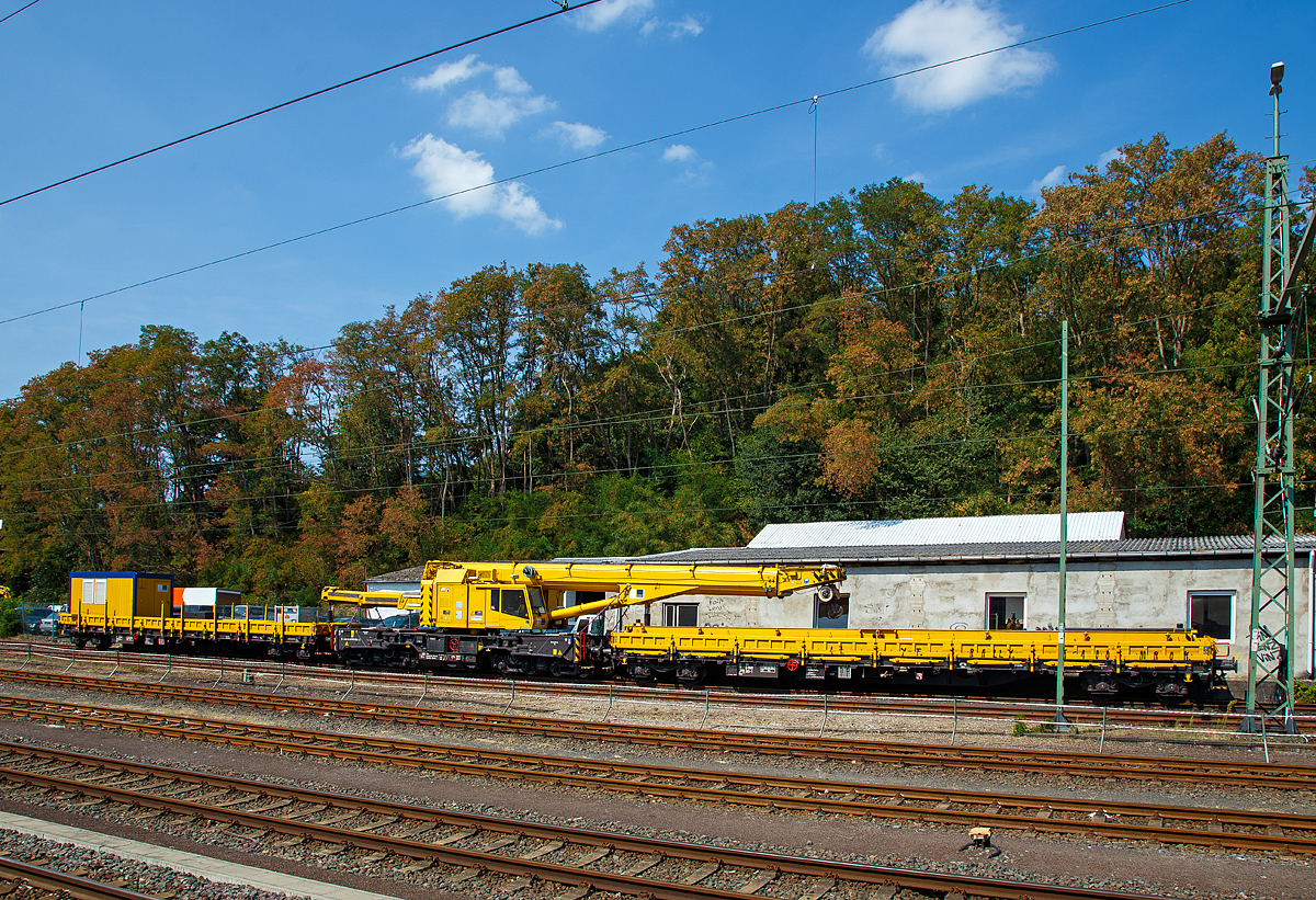Der 125t Gleisbauschienenkran - KIROW Multi Tasker KRC 910 der Hering Bahnbau GmbH (Burbach), Schweres Nebenfahrzeug Nr. 99 80 9419 014-2 D-HGUI,  Thor , ist in Transportstellung mit dem Gegengewichtwagen 33 80 3998 293-3 D-HGUI (Gattung Res 072-1) und dem Schutzwagen 33 80 3998 265-1D-HGUI (Gattung Res 072-1), am 19.08.2018 im Bahnhof Au (Sieg) abgestellt.

Der Kran wurde 2016 von der Kirow Ardelt GmbH (Leipzig) unter der Fabriknummer  MT2015170784 gebaut und an die Hering Bau geliefert..

TECHNISCHE DATEN siehe:
http://hellertal.startbilder.de/bild/Deutschland~Bahndienstfahrzeuge~Gleiskrane/625008/der-125t-gleisbauschienenkran---kirow-multi.html
