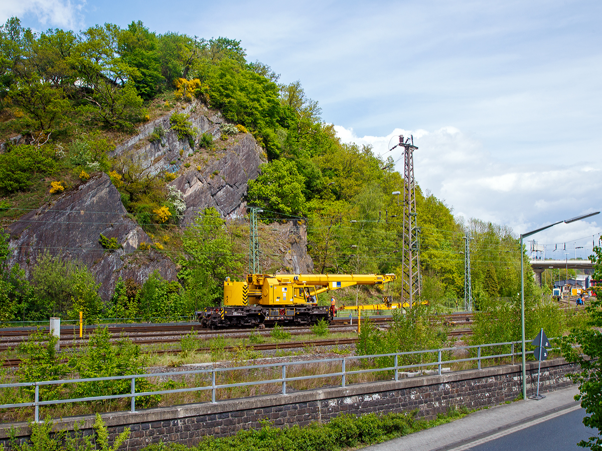 
Der 125t - KIROW Gleisbauschienenkran KRC 810 T der Hering Bau (Burbach), Schweres Nebenfahrzeug Nr. D-HGUI 99 80 9419 010-0, fährt am 09.05.2015, nach dem Ablegen einer Weiche im Hbf Siegen, nun wieder Rückwärts zum Lagerplatz um das nächste Teil zu holen.

Der Kran wurde 2013 von KIROW in Leipzig unter der Fabriknummer MT2012170324 gebaut und an die Hering Bau geliefert. Die Hering Bau gehört in Deutschland zu den größten Eisenbahnkran-Dienstleistern, sie hat 10 eigene Krane.

Der 125-t-Eisenbahndrehkran wird für den Aus-und Einbau von schweren Betonweichen, Gleisjochen und Hilfsbrücken sowie für die Montage von Ingenieurbauwerken eingesetzt. Bei Havarien auf Bahnstrecken leistet er schnelle Hilfe zum Bergen schwerer Lasten.