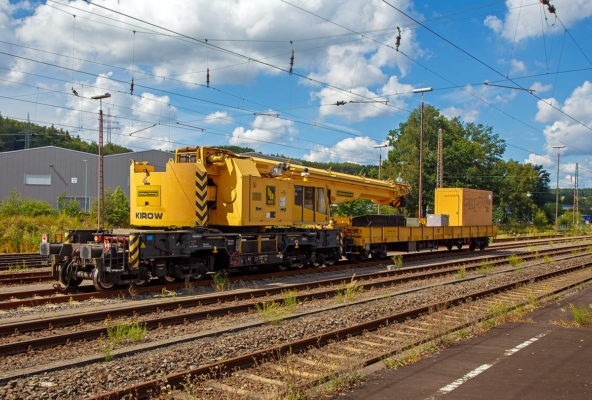 
Der 125t - KIROW Gleisbauschienenkran KRC 810 T der Hartung Bau (Fulda), Schweres Nebenfahrzeug Nr. 97 82 53 512 19-5, abgestellt am 19.08.2020 in Kreuztal. Vor dem Kran der Schutzwagen 87 80 3901 003-7 D-WSG.

Der Kran wurde 2004 von KIROW in Leipzig unter der Fabriknummer 121 400  gebaut.

TECHNISCHE DATEN:
Spurweite: 1.435 mm
Länge über Puffer: 13.000 mm
Länge einschl. Schutzwagen: 32.900 mm
Anzahl der Achsen: 8
Leistung (Dieselmotor): 227 kW
Fahrgeschwindigkeit im Zugverband: 120 km/h
Fahrgeschwindigkeit mit Eigenantrieb: 19 km/h
zul. Anhängelast: 80 t
Hakenhöhe (max.): 18 m
Ausladung (max. vor Puffer): 16 m
Zugelassen als Schwerwagen für Streckenklasse: CS 05
kleinster befahrbarer Radius: 90 m
