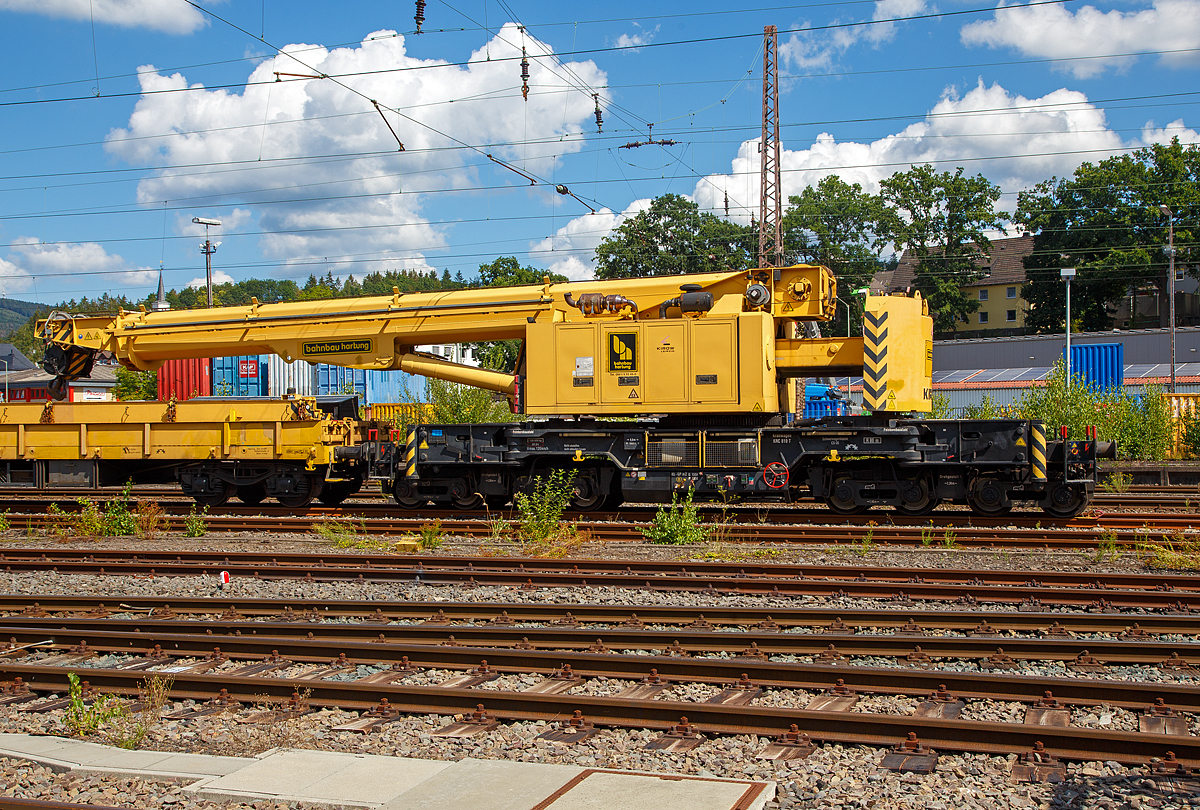 
Der 125t - KIROW Gleisbauschienenkran KRC 810 T der Hartung Bau (Fulda), Schweres Nebenfahrzeug Nr. 97 82 53 512 19-5, abgestellt am 19.08.2020 in Kreuztal. Vor dem Kran der Schutzwagen 87 80 3901 003-7 D-WSG.

Der Kran wurde 2004 von KIROW in Leipzig unter der Fabriknummer 121 400  gebaut.

TECHNISCHE DATEN:
Spurweite: 1.435 mm
Länge über Puffer: 13.000 mm
Länge einschl. Schutzwagen: 32.900 mm
Anzahl der Achsen: 8
Leistung (Dieselmotor): 227 kW
Fahrgeschwindigkeit im Zugverband: 120 km/h
Fahrgeschwindigkeit mit Eigenantrieb: 19 km/h
zul. Anhängelast: 80 t
Hakenhöhe (max.): 18 m
Ausladung (max. vor Puffer): 16 m
Zugelassen als Schwerwagen für Streckenklasse: CS 05
kleinster befahrbarer Radius: 90 m