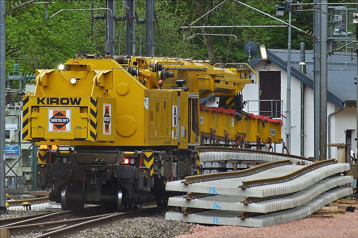 Der 150 t Kirow Gleis- und Weichenbaukran KRC 1200 der Firma Swietelsky bei Gleisbauarbeiten im Bahnhof Kautenbach. Er hat ein neues Gleisst�ck aufgenommen und macht sich auf den Weg in Richtung Tunnel um deas Gleisst�ck zu verlegen.  16.05.2016 (Hans)