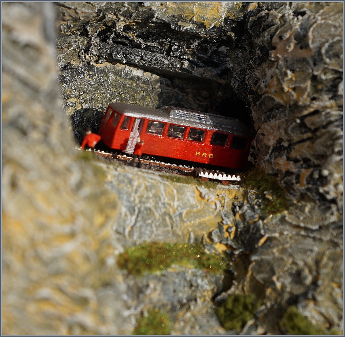 Der 1964 von der SLM projektierte im Original jeoch nie gebaute Brienz Rothorn Bahn BREB Bhm 2/4 beim  Felsenfenster  auf meinem Mini BRB Diorama. 
14. Feb. 2017