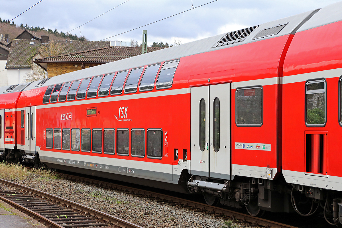 
Der 2. Klasse Doppelstock-Wagen (DoSto) D-DB 50 80 26 - 81 265-3 DBpz 781.2, der Wagen ist klimatisiert und besitzt BiLED-Anzeigen.

Hier im RE 9 (rsx - Rhein-Sieg-Express) am 10.01.2015 im Bahnhof Betzdorf/Sieg.

Technische Daten:
Spurweite: 1.435 mm
Länge über Puffer: 26.800 mm
Wagenkastenlänge: 26.400 mm
Gesamtachsstand: 22.500 mm
Drehzapfenabstand: 20.000 mm
Drehgestellachsstand: 2.500 mm
Wagenkastenbreite: 2.774 mm
Raddurchmesser: 920 mm
Eigengewicht: 50 t
zul. Höchstgeschwindigkeit: 160 km/h 
