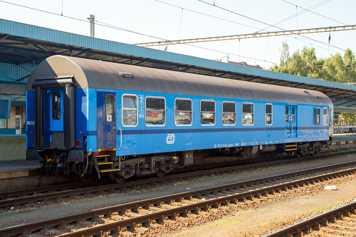 
Der 2. Klasse Reisezugwagen mit Gep�ckabteil CZ ČD 51 54 82-40 432-1 BDs449 der ČD (Česk� dr�hy) abgestellt am 01.07.2015 im Bahnhof Cheb (Eger).

Die Wagengattung wurde zwischen 1974 und 1976 von VEB Waggonbau Bautzen gebaut.

Technische Daten:
Spurweite: 1.435 mm
Achsanzahl: 4
L�nge �ber Puffer:  24.500 mm
Drehzapfenabstand:  17.200 mm
Achsabstand im Drehgestell: 2.500 mm
Eigengewicht:  38 t
Kleister befahrbarer Gleisbogen:  R 150 m
H�chstgeschwindigkeit:  140 km/h