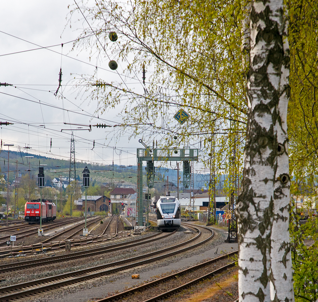 
Der 2-teiliger Stadler Flirt ET 22 2107  Iserlohn  der Abellio Rail NRW, ex ET 22007, verlässt am 25.04.2015 als RB 91  Ruhr-Sieg-Bahn  Hagen - Finnentrop - Kreuztal - Siegen, den Bahnhof Kreuztal und fährt weiter in Richtung Siegen.

Er fährt die KBS 440  Ruhr-Sieg-Strecke  Hagen - Siegen.