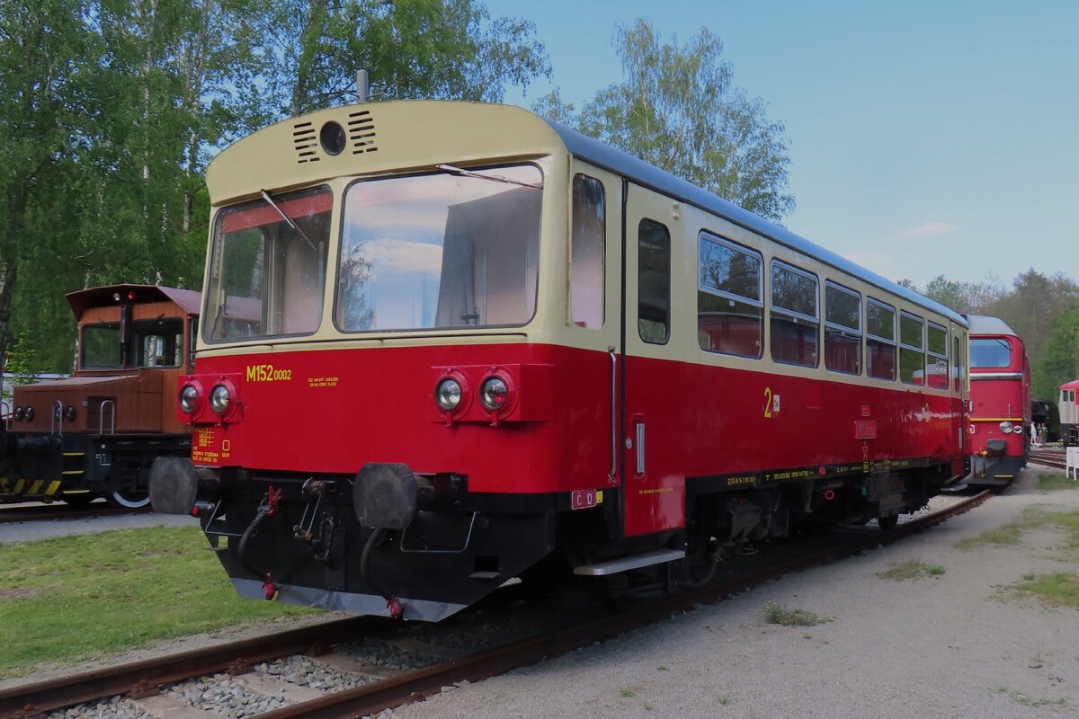 Der 2. von viele  Brotb�chse  M152 0002, steht am 11 Mai 2024 als Exponat ins Eisenbahnmuseum von LUzna u Rakovnika und spielt w�hrend das Dampfwochenende eher ein Bewirolle.
