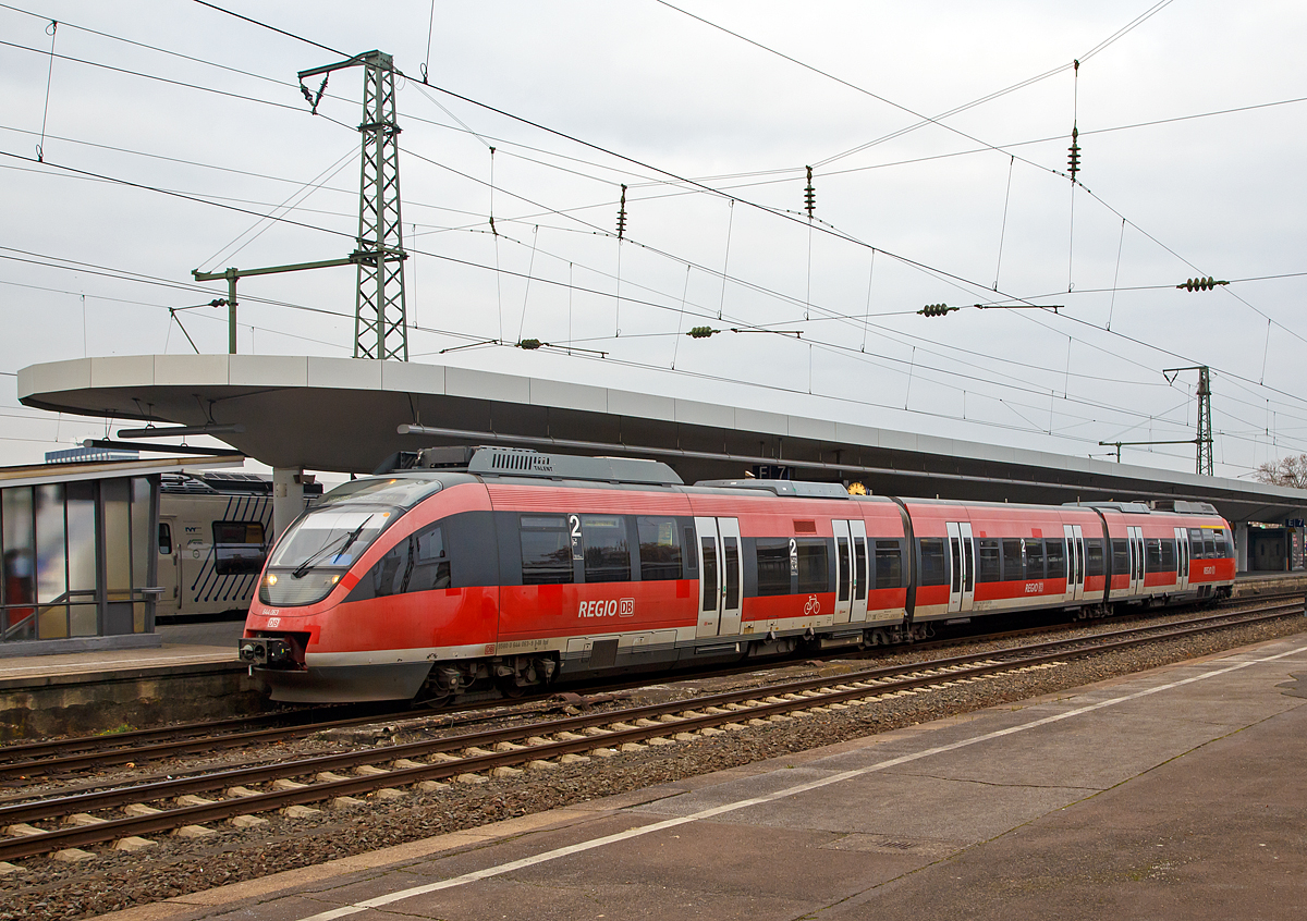 
Der 3-teilige diesel-elektrische Bombardier Talent 644 063 / 944 063 / 644 563 (95 80 0644 063-9 D-DB / 95 80 0944 063-6 D-DB / 95 80 0644 563-8 D-DB) der DB Regio NRW, ist am 26.11.2016 im Bahnhof K�ln Messe/Deutz, als RB 38  Erft-Bahn  (K�ln Messe/Deutz - K�ln Hbf - Neuss Hbf), Umlauf RB 11822, bereitgestellt (hier ist sein Startbahnhof).  

Der Dieseltriebzug wurde 1999 von Bombardier in Aachen (ehemals Waggonfabrik Talbot) unter den Fabriknummern 191299, 191298 und 191297 gebaut.

TALENT hei�t eine Triebwagenfamilie des Herstellers Bombardier Transportation (urspr�nglich der Waggonfabrik Talbot in Aachen). Das Akronym TALENT steht dabei f�r Talbot leichter Nahverkehrs-Triebwagen. 
Der Talent wurde entweder als Dieseltriebzug – mit mechanischer (BR 643) oder elektrischer (BR 644) Kraft�bertragung - hergestellt. Es gibt Versionen mit und ohne Neigetechnik. Die Inneneinrichtung ist frei w�hlbar. 

Als Baureihe 644 (Endwagen) und 944 (Mittelwagen) werden die dreiteiligen Talent mit diesel- elektrischem Antrieb bezeichnet, die f�r S-Bahn-artigen Verkehr auf nicht elektrifizierten Strecken beschafft wurden. Die Gelenke sind als Wagen�bergang �ber einem Jakobs-Drehgestell ausgef�hrt. Angetrieben sind immer nur die Drehgestelle an den Enden der Wagen. Au�er �ber den beiden (voneinander unabh�ngigen) Antriebseinheiten ist der Triebwagen durchg�ngig niederflurig ausgef�hrt. Die Fu�bodenh�he ist w�hlbar zwischen 590 mm, 800 mm oder 960 mm �ber Schienenoberkante im Niederflurteil und somit am Einstieg. Die Fahrzeuge der DB Regio haben Fu�bodenh�he im Niederflurteil von 800 mm. 

Die DB erhielt 63 Triebz�ge (644 001/501 bis 644 063/563). Beim 644 wurde jedes Fahrzeugteil um die Breite einer zus�tzlichen T�r (gegen�ber der BR 643) erweitert. Durch Klappsitze in den T�rr�umen bietet diese Variante eine hohe Sitzplatzkapazit�t.

Technische Daten der BR 644 dreiteilig der DB Regio:
Spurweite: 1.435 mm (Normalspur)
Achsanordnung: B' 2' 2' B'
L�nge �ber Kupplung:   52.160 mm 
Fahrzeugbreite:  2.925 mm
Fahrzeugbodenh�he im Einstieg: 800 mm  
T�ren pro Fahrzeugseite:  6
Sitzpl�tze:  151
Eigengewicht:  87,0 t 
Antriebsart:  dieselelektrisch
Motorleistung:  2 x 505 kW
H�chstgeschwindigkeit  120 km/h
Beschleunigung  0,7 m/s�
Bremsverz�gerung  1,2 m/s�