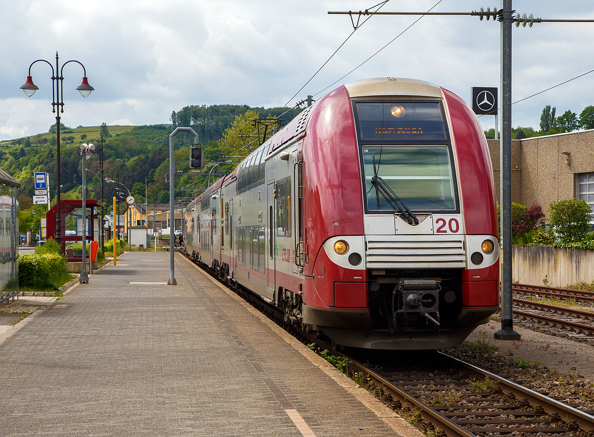 Der 3-teilige-Doppelstocktriebzug CFL 2220 (Alstom Coradia Duplex, Typ TER 2N NG, CFL Serie 2200), auch  Computermaus genannt, erreich, als Regionalzug von Luxemburg/Stadt über Ettelbrück, am 15.05.2016 den Endbahnhof Diekirch (Dikrech).

Diese 3-teiligen Alstom Coradia Duplex Doppelstocktriebzüge (Doppelstöckiger regionaler Schnellzug) des Typs TER 2N NG der CFL Serie 2200 sind baugleich wie die Baureihe der SNCF Z 24500. Die Endwagen (Z1) und der Mittelwagen (Z3) wurde von Alstom und die Endwagen (Z5) wurden von Bombardier gebaut, die erste 12 Triebzüge wurden 2004 bis 2006 und weitere 10 Triebzüge wurden 2009 bis 2010 gebaut.

Sie bieten 339 Fahrgästen (41 in der 1. Klasse und 298 in der 2. Klasse) bequeme Sitzplätze.

Die Triebzüge sind für Luxemburg, Frankreich und Belgien zugelassen.

TECHNISCHE DATEN:
Spurweite: 1.435 mm (Normalspur)
Achsanordnung: Bo'2' Bo'2' Bo'2'
Länge über Kupplung: 81.100 mm (27.350 mm +26.400 mm +27.350 mm)
Fahrzeughöhe: 4.320 mm
Fahrzeugbreite: 2.806 mm 
Dienstgewicht: 193 t (67 t + 59 t + 67 t)
Fahrmotoren: 6 Stück Drehstrom-Asynchronmotoren vom Typ 4 FXA 2851 (2 je Antriebsdrehgestell)
Leistung: 6 x 425 kW = 2.550 kW
Höchstgeschwindigkeit: 160 km/h
Beschleunigung: 0.95 m/s²
Stromsystem: 25 kV AC 50Hz und 1.500 V DC
Sitzplätze: 41 in der 1. Klasse und 298 in der 2. Klasse