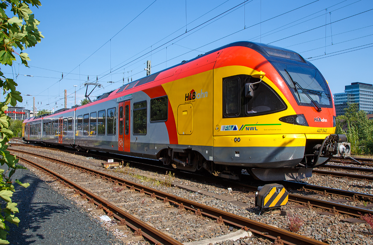 
Der 3-teilige Stadler FLIRT 427 542 / 827 042 / 427 042 (94 80 0427 624-2 D-HEB / 94 80 0827 124-9 D-HEB / 94 80 0427 124-3 D-HEB) der HLB  (Hessischen Landesbahn) rangiert am 11.07.2015 beim Hbf Siegen.

Der Triebzug wurde 2010 von Stadler Pankow in Berlin unter den Fabriknummern 38623 bis 38625 gebaut und an die HLB geliefert. 

Durch eine Lücke im Zaun konnte ich das Bild vom Gehweg aus machen.