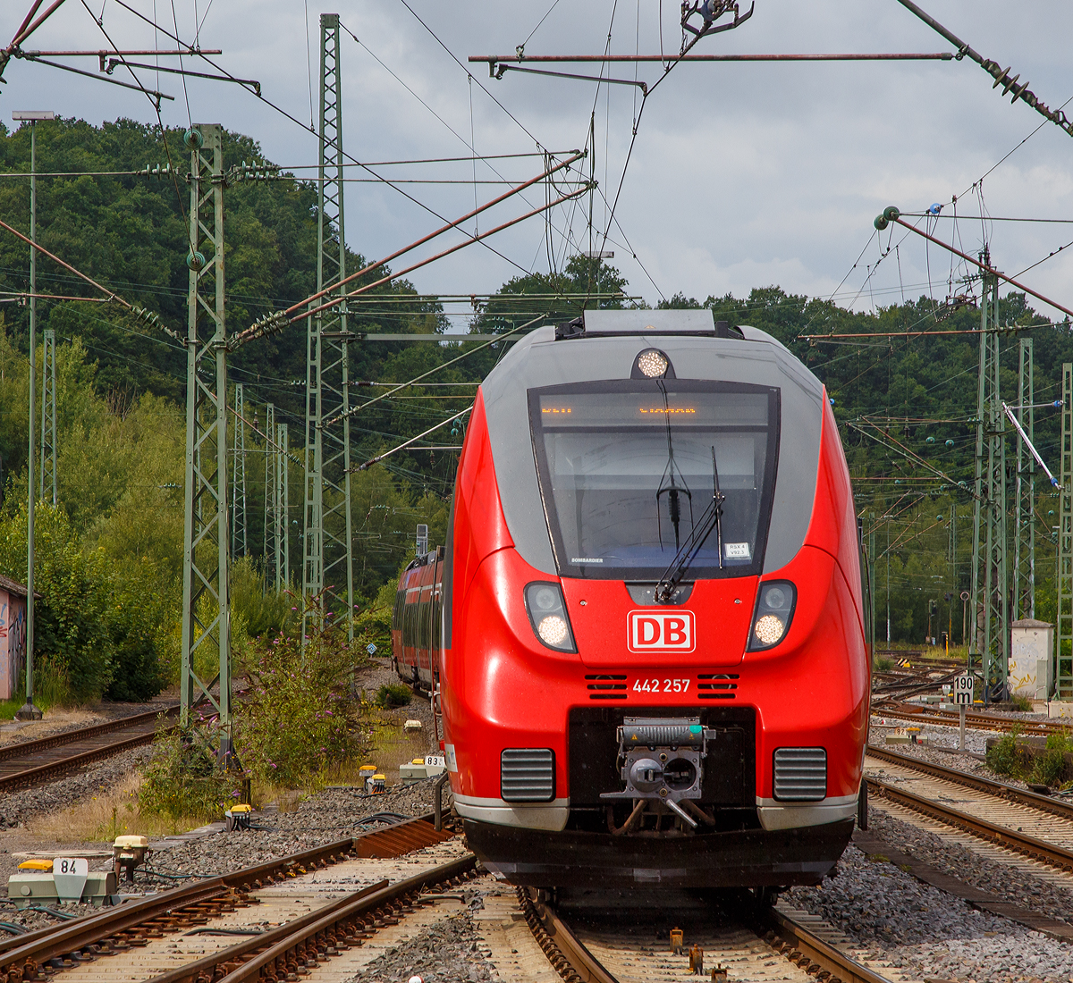 
Der 442 257 / 442 757 (vierteilig) mit 442 602 / 442 102 (dreiteilig), zwei gekuppelte Bombardier Talent 2, der DB Regio NRW fahren am 20.08.2017, als RE 9 - Rhein Sieg Express (RSX) Aachen - K�ln - Siegen, in den Bahnhof Betzdorf/Sieg ein.