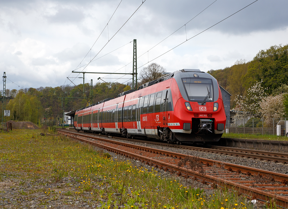 
Der 5-teilige Bombardier Talent 2 - 442 302 / 442 802 der DB Regio NRW fährt am 24.04.2016, als RE 9 - Rhein Sieg Express (RSX) Aachen - Köln - Siegen, von Brachbach/Sieg weiter in Richtung Siegen. 