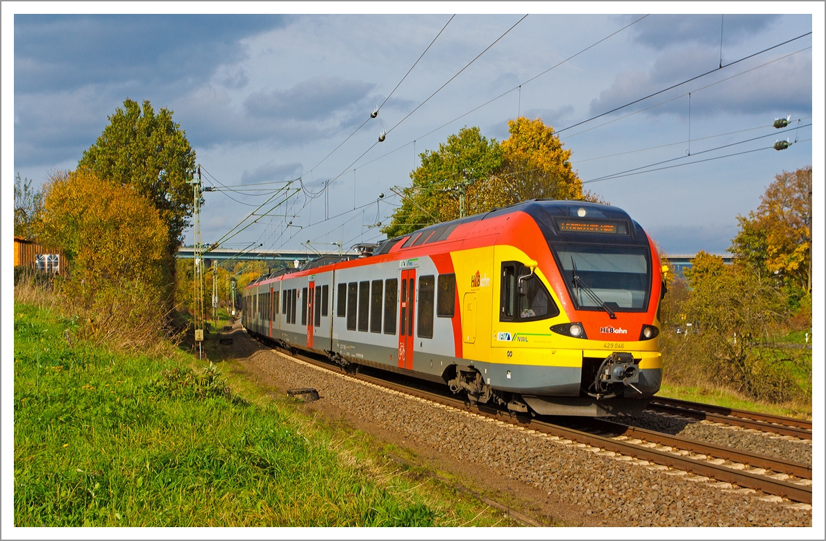 Der 5-teilige Stadler Flirt 429 046 / 546 der HLB Bahn (Hessischen Landesbahn)  als RE99 / RE 40 Siegen - Gie�en - Frankfurt Hbf (Umlauf HLB24967), hier am 22.10.2013 kurz vor Haiger auf der Dillstrecke (KBS 445 bei km 127,6) weiter in Richtung Gie�en.

Die Linie verkehrt in NRW als RE 99 und im Gebiet des Rhein-Main-Verkehrsverbundes in Hessen als RE 40. Von Siegen f�hrt der Regional-Express �ber die Dillstrecke (KBS 445) bis Gie�en, von dort f�hrt dann (nach Fahrtrichtungswechsel) �ber die Main-Weser-Bahn weiter nach Frankfurt (Main) Hauptbahnhof.
