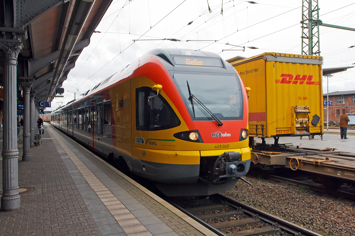 
Der 5-teilige Stadler Flirt 429 045 / 545 der HLB (Hessischen Landesbahn) fährt als RE 40 Siegen-Gießen (HLB24965) am 15.02.2014 in die Endstation, den Bahnhof Gießen ein. 

Wie hier in Hessen wird der Zug als RE 40 geführt. In NRW, wo sich der Startbahnhof Siegen Hbf befindet, wird er als RE 99 geführt.  
