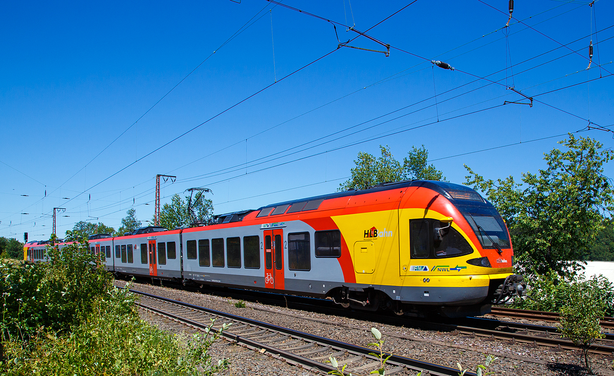 
Der 5-teilige Stadler Flirt 429 048 / 548 der HLB  (Hessischen Landesbahn) f�hrt am 01.07.2018 als RE 99   Main-Sieg-Express  durch Wilnsdorf-Rudersdorf in Richtung Siegen.