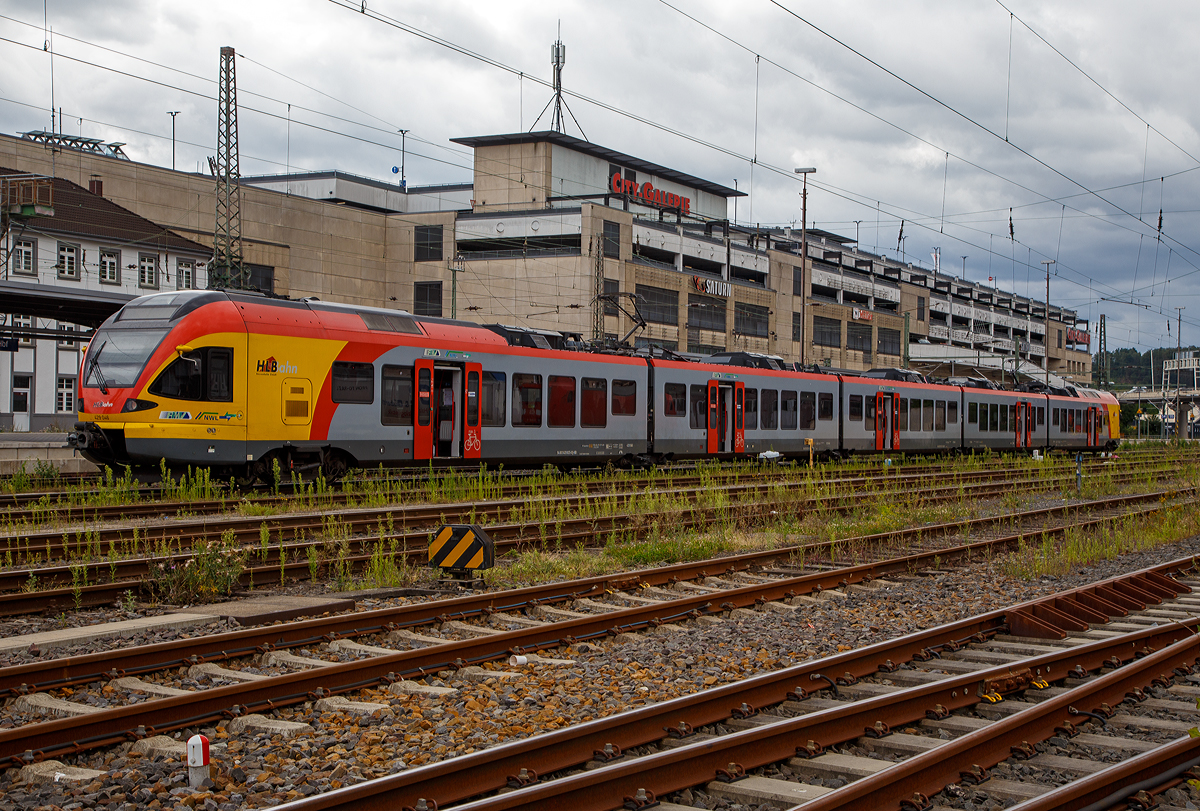 Der 5-teilige Stadler Flirt 429 046 / 429 546 der HLB (Hessischen Landesbahn) ist am 31.07.2021 im Hbf Siegen abgestellt. 