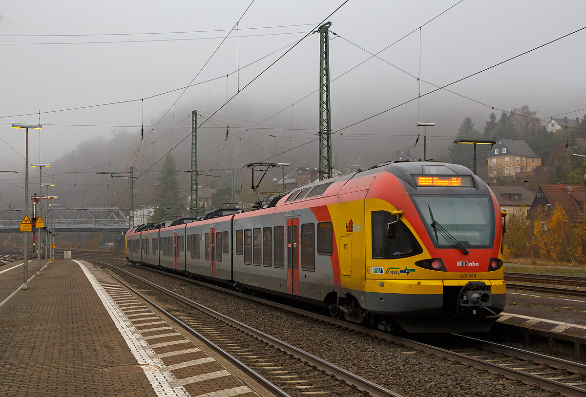 Der 5-teilige Stadler Flirt 429 048 / 548 der HLB (Hessischen Landesbahn) f�hrt am 12.112021, als RE 99  Main-Sieg-Express  vom Bahnhof Dillenburg weiter in Richtung Siegen. Hier in Dillenburg ist es sehr nebelig, wenn er den Rudersdorfer Tunnel durchfahren hat ist es klar und sonnig.
