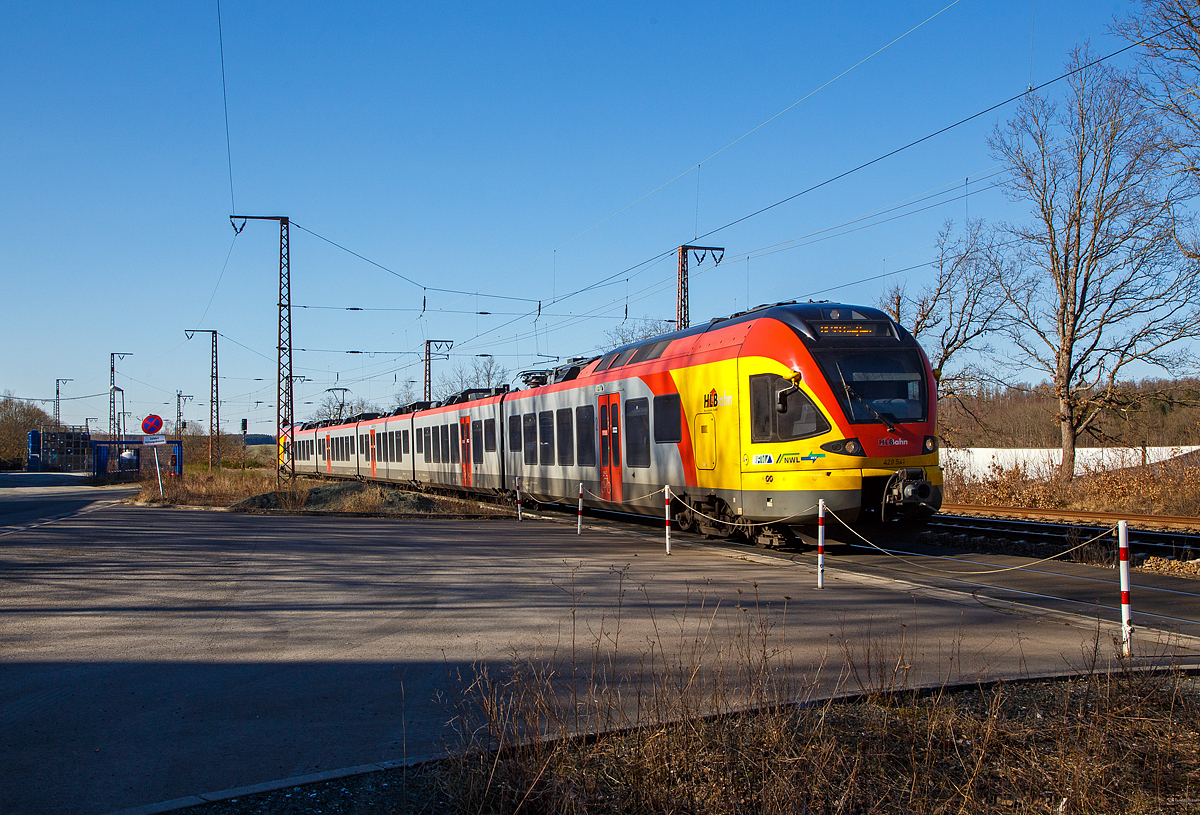 Der 5-teilige Stadler Flirt 429 541 / 429 041 der HLB (Hessischen Landesbahn) erreicht am 30.03.2021, als RE 99  Main-Sieg-Express  (Siegen – Gie�en), den Hp Rudersdorf (Kr. Siegen).