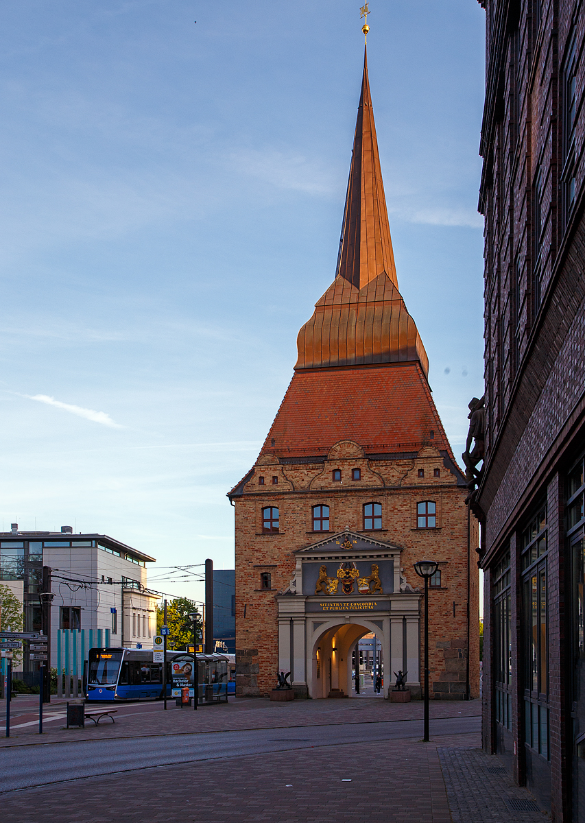 Der 6N2 Niederflur-Gelenktriebwagen 613, ein Vossloh Tramlink der RSAG (Rostocker Stra�enbahn AG) hat am 14.05.2022 die Station Steintor erreicht.

Recht das Steintor, in seiner heutigen Form ein 1574 bis 1577 im Renaissance-Baustil errichtetes Tor im S�den der historischen Rostocker Stadtbefestigung.
