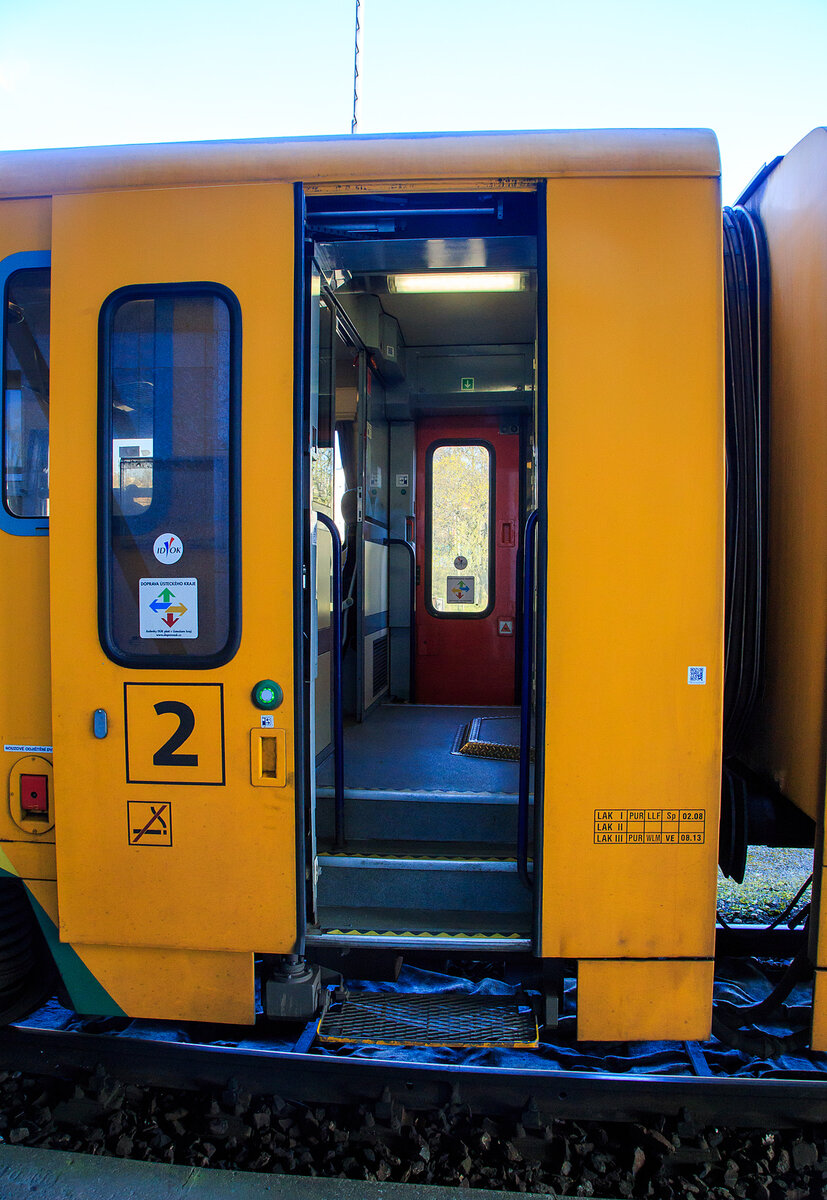 Der „Regionova“ 814 045-1/ 914 045-0 (CZ ČD 95 54 5 814 045-1/ CZ ČD 95 54 5 914 045-0), ein Dieseltriebwagen mit Niederflurbereich der tschechischen České dráhy (ČD), steht am 21.04.2023 in Karlovy Vary dolní nádraží (Karlsbad unterer Bahnhof). 

Hier im Detail der Einstieg in den Triebwagen (814 045-1), dieser ist kompl. hochflurig, nur der Steuerwagen (914 045-0) hat einen Niederflureinstig und –bereich.