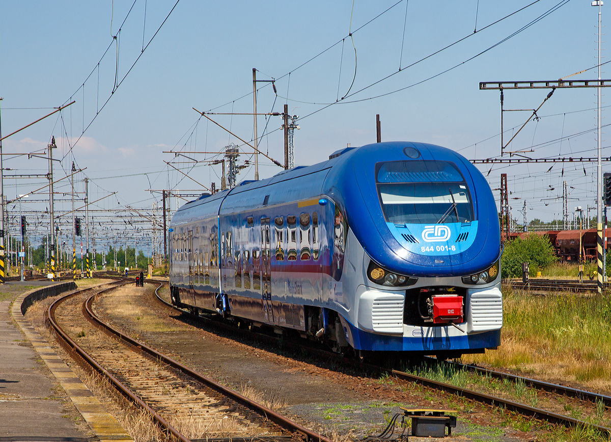 Der „RegioShark“  ČD 844 001-8  (CZ ČD 95 54 5 844 001-8 ), ein Dieseltriebzug vom Typ PESA LINK II (Projektname DMU 120), der ČD Karlovarsk� kraj (Karlsbader Region) f�hrt am 01.07.2015 in den Bahnhof Cheb (Eger) ein.

Dieser ist der im Mai 2012 gelieferte Prototyp vom dem polnischen Hersteller PESA Bydgoszcz. Insgesamt wurden 31 Fahrzeuge von der ČD (Česk� dr�hy) bestellt.

Die Fahrzeuge setzen sich aus zwei weitgehend identischen H�lften zusammen, die �ber ein nicht angetriebenes Jakobsdrehgestell verbunden sind. Angetrieben werden die beiden �u�eren Drehgestelle �ber zwei MTU-Powerpacks, vom Typ MTU 6H 1800 R85 mit je 390 kW Leistung, die unter dem Wagenfu�boden angeordnet sind. Die Leistungs�bertragung erfolgt mittels hydromechanischem Getriebe auf jeweils beide Achsen der Triebdrehgestelle. Bei Strecken mit Steigung h�rt man im Innenraum sehr stark wie die Motoren arbeiten m�ssen, ansonsten sind die Fahrzeuge aber sehr Laufruhig.

Zwischen den Drehgestellen ist der Fahrgastraum niederflurig ausgef�hrt, sodass an Bahnsteigen mit einer H�he von 550 Millimetern �ber Schienenoberkante ein barrierefreier Einstieg gew�hrleistet ist. Der Fahrgastraum ist klimatisiert. 

Technische Daten:
Anzahl: 31 (bestellt)
Hersteller: PESA, Bydgoszcz, Polen
Spurweite: 1435 mm (Normalspur)
Achsformel: B'2'B'
L�nge �ber Kupplung:  43.730 mm
Drehgestellachsstand:  2.100 mm
H�he: 4.185 mm
Breite:2.900 mm
Dienstgewicht: 84,4 t
H�chstgeschwindigkeit: 120 km/h
Motoren: 2 St�ck MTU Powerpack  6H 1800 R85L
Installierte Leistung: 	2 x 390 kW
Leistungs�bertragung: hydromechanisch
Kupplungstyp: Scharfenberg
Sitzpl�tze: 120
