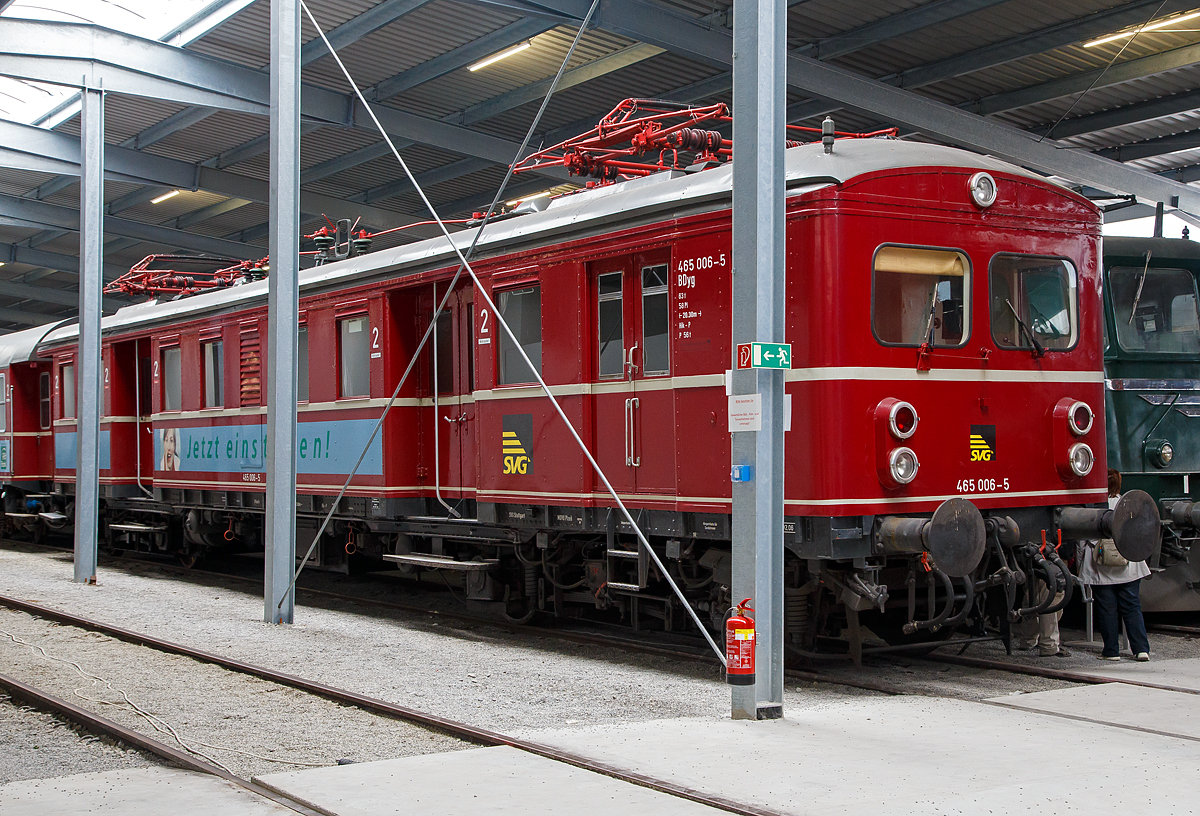 Der „Rote Heuler“ 465 005-7 BDyg, ex DR ET 65 05, ex DRG elT 1205, ausgestellt am 09.09.2017 in der SVG Eisenbahn-Erlebniswelt Horb.

Der Elektrotriebwagen wurde 1933 von der Maschinenfabrik Esslingen unter der Fabriknummer 18800 gebaut und als elT 1205 an die Deutsche Reichsbahn-Gesellschaft geliefert.