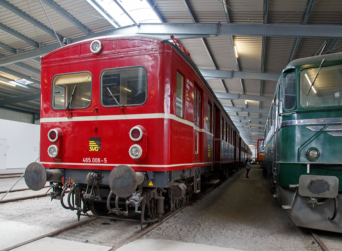 Der „Rote Heuler“ 465 006-5 BDyg, ex DR ET 65 06, ex DRG elT 1206, ausgestellt am 09.09.2017 in der SVG Eisenbahn-Erlebniswelt Horb.

Der Elektrotriebwagen wurde 1933 von der Maschinenfabrik Esslingen unter der Fabriknummer 18801 gebaut und als elT 1206 an die Deutsche Reichsbahn-Gesellschaft geliefert.

Die Elektrotriebwagen der Baureihe ET 65 (ab 1968 Baureihe 465 der DB) waren über Jahrzehnte das Rückgrat des Stuttgarter Vorortverkehrs. Sie bestanden jeweils aus einem Triebwagen (ET 65), einem Steuerwagen (ES 65) und bis 1960 zwei kurzgekuppelten, württembergischen, zweiachsigen Personenwagen. Ab 1960 wurden die beiden Mittelwagen bis zur Ausmusterung durch einen vierachsigen Umbau-Wagen ersetzt. Alle Fahrzeuge waren mit Vielfachsteuerung ausgerüstet. Mehrere Triebwageneinheiten konnten von einem Führerstand bedient werden.

Wegen des lauten „heulenden“ Fahrgeräusches und der weinroten Lackierung wurden die Fahrzeuge auch Rote Heuler genannt.

Aufbau:
Die Fahrzeugkästen und Rahmen und Drehgestelle waren in schwerer Niettechnik ausgeführt worden, die dritte Serie war geschweißt.

Die Einstiege aller Serien waren etwas in den Wagenkasten hinein versetzt worden. Die Triebwagen besaßen am Führerstandsende zusätzlich ein Gepäckabteil, das über eine seitliche Schiebetür verfügte. 

In jedem Drehgestell waren zwei in Reihe geschaltete Fahrmotoren (Typ EDTM 494) untergebracht. In einer Kammer im Fahrgastraum waren der Öltransformator mit dem Hauptschalter sowie die Steuermaschine zur Schaltung der Fahrstufen untergebracht.

Auf dem Triebwagen waren zwei Stromabnehmer der Bauart SBS 9, später auch SBS 10 und DBS 54 montiert, von denen der Strom über einen Dachleitung zum Hauptschalter geführt wurde. Beim SBS 9 und 10 wurde mit beiden Bügeln gefahren, bei den DBS 54 nur ein Bügel angelegt.

Da Trieb- und Steuerwagen einen festen Verbund bildeten, war jeweils nur an einem Ende ein Führerstand vorhanden

Geschichte:
Nach der Elektrifizierung der Strecke Stuttgart–München über die Geislinger Steige 1933 stellte die Deutsche Reichsbahn in zwei Serien 21 Triebwagen mit Steuerwagen in Dienst, die als Baureihe elT 12 eingereiht wurden. Zur Kapazitätserweiterung wurden 1933/34 noch 44 ehemalige württembergische Doppelwagen hergerichtet, die paarweise zwischen Trieb- und Steuerwagen gekuppelt wurden. Dazu wurden zweiachsige Stahlwagen der Bauart Bi Wü 29 und Ci Wü 29 mit elektrischer Heizung und Steuerleitung ausgerüstet und als Biel Wü 29 bzw. Ciel Wü 29 bezeichnet. Sie hatten auf beiden Seiten Endeinstiege und einen Mitteleinstieg. Alle Triebwagen erhielten von Beginn an das seit 1932 gültige Farbschema der Deutschen Reichsbahn in weinrot/beige.

Eine dritte Serie mit vier Einheiten folgte 1938. So standen insgesamt 25 Triebwageneinheiten für den Vorortverkehr Esslingen–Stuttgart–Ludwigsburg in Dienst. Diese letzte Serie hatte bereits geschweißte Wagenkästen und Drehgestelle der Bauart Görlitz. Der Verkehr auf der Stammstrecke wurde im Zwanzig-Minuten-Takt abgewickelt, im Berufsverkehr wurden dazu drei Einheiten gekuppelt. Der Anstrich in rot/beige entsprach den damaligen Normen. Die Fahrzeuge wurden von der Maschinenfabrik Esslingen gebaut. Die elektrische Ausrüstung stammt von der Firma BBC. 1940 wurde die Bauart in ET 65 (Triebwagen) bzw. ES 65 (Steuerwagen) und EB 65 (Beiwagen) umbenannt. 1942 erhielten alle ET 65 das neue Farbschema in Rot mit beigen Zierlinien, das nach dem Krieg auch von der Deutschen Bundesbahn übernommen wurde. Die Züge erfüllten von Beginn an die in sie gesetzten Erwartungen.

Von 1961 bis 1963 wurden die Triebwagen im AW Stuttgart-Bad Cannstatt einer weiteren Modernisierung unterzogen. Hauptmerkmal war die neue DB-Einheitsfront, wie sie viele Altbau-Triebwagen erhalten haben, die Frontfenster wurden vergrößert und Doppellampen und ein oberes Spitzenlicht eingebaut. In der zweiten Klasse wurden die Holzbänke durch Polstersitze ersetzt. Die Sitzplatzzahl in jedem Triebwagen wurde dabei von 73 auf 58 verringert. Mit vier neuen Fahrmotoren ausgerüstet, erreichten die Triebwagen eine Höchstgeschwindigkeit von 85 km/h. Die alten württembergischen Wagen wurden durch Umbau-Wagen der Bauart B4yg ersetzt, die als Mittelwagen der Baureihe EM 65 eingestellt wurden.

Ab 1968 wurden die Triebwagen als 465, die Mittel- und Steuerwagen als 865 bezeichnet. Ab 1970 trugen fast alle Triebzüge die für sie so typischen Werbeaufschriften an den Seiten.

Am 30. September 1978 endete der Planeinsatz der alten Triebwagen. Der Vorortverkehr wurde von den S-Bahn-Triebwagen der Baureihe 420 übernommen. 1979 wurden die meisten Triebwagen ausgemustert und verschrottet. Einige der Mittelwagen EM 65 wurden für den Einsatz in normalen Zügen umgebaut.

TECHNISCHE DATEN (ET 65):
Gebaute Anzahl:  25
Hersteller:  Maschinenfabrik Esslingen (mechanisch); BBC (elektrisch)
Spurweite: 1.435 mm (Normalspur)
Baujahre:  1933, 1938
Achsformel:  Bo’Bo’
Länge über Puffer:  20.300 mm
Leergewicht:  63,0 t
Höchstgeschwindigkeit: 85 km/h (ursprünglich 75 km/h) 
Stundenleistung:  804 kW
Stromsystem:  15 kV 16⅔ Hz AC
Anzahl der Fahrmotoren:  4
Sitzplätze:  58 