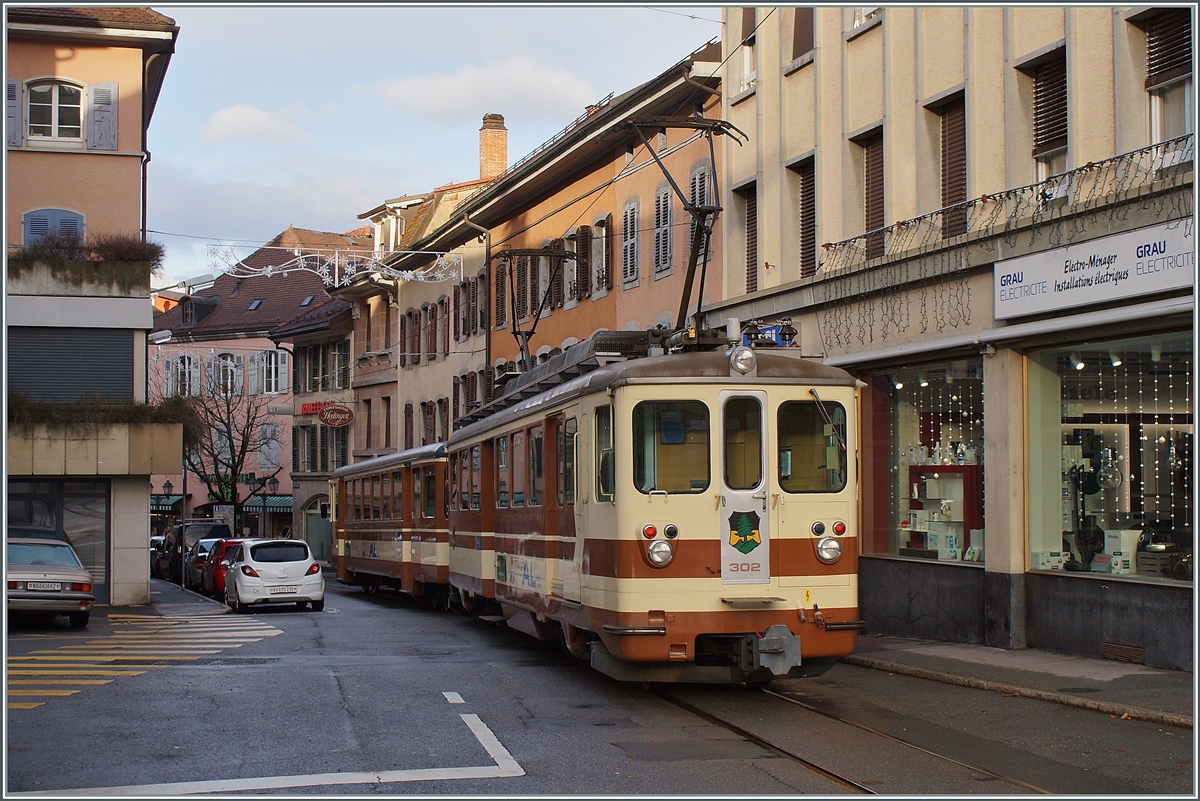 Der A-L Regionalzug 329 von Leysin nach Aigle bestehend aus dem Bt 351 und dem BDeh 4/4 302 erreichen auf der Fahrt zum Bahnhof von Aigle die Altstadt von Aigle, wo es wie zu sehne ist, ziemlich eng zu geht.

5. Dezember 2021