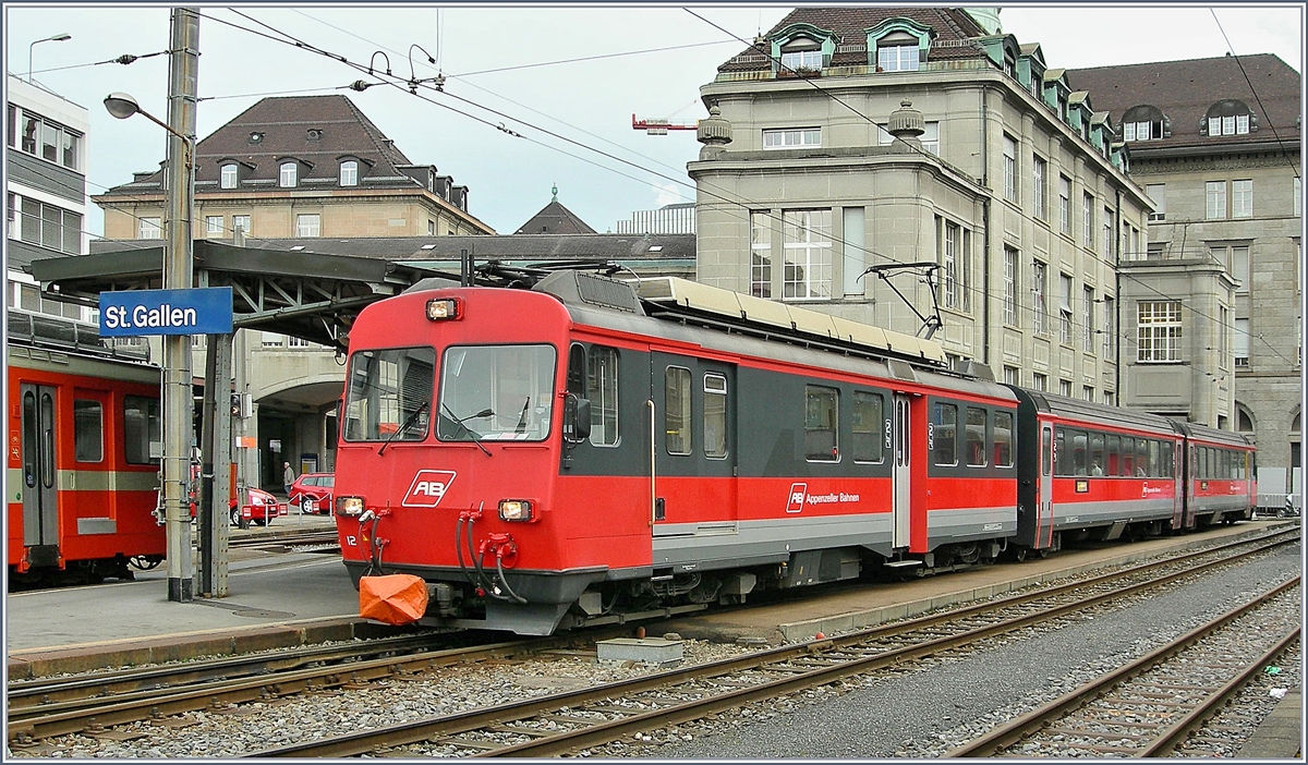 Der AB BDeh 4/4 12 wartet in St.Gallen auf die Abfahrt nach Appenzell.
8. Feb. 2007