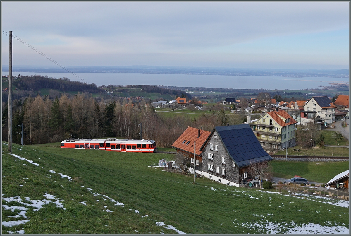 Der AB RHB BDeh 3/6 25 verlässt Heiden, wobei das Motiv eher die Sicht über den Bodensee  würdigt. 

23. März 2021