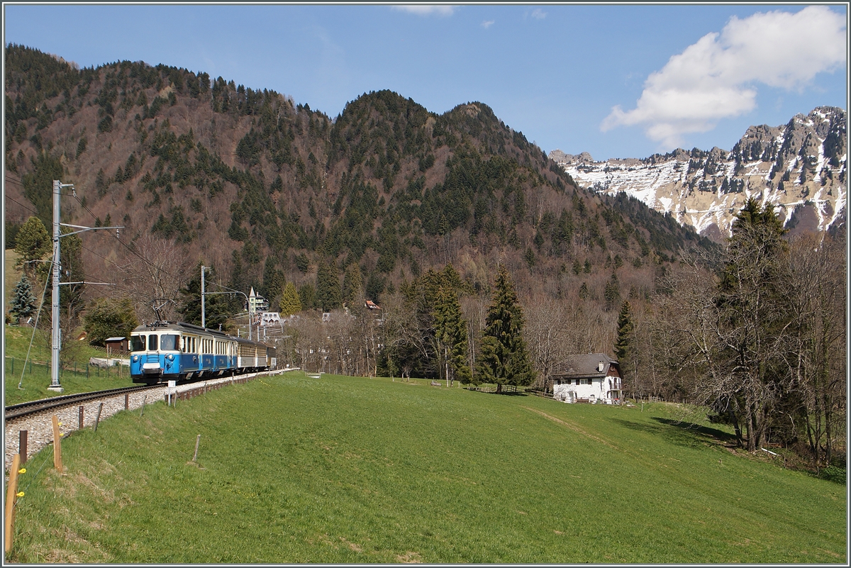 Der ABDe 8/8 hat mit seinem Regionalzug 2221 von Zweisimmen nach Montreux Les Avants verlassen.
13. April 2015