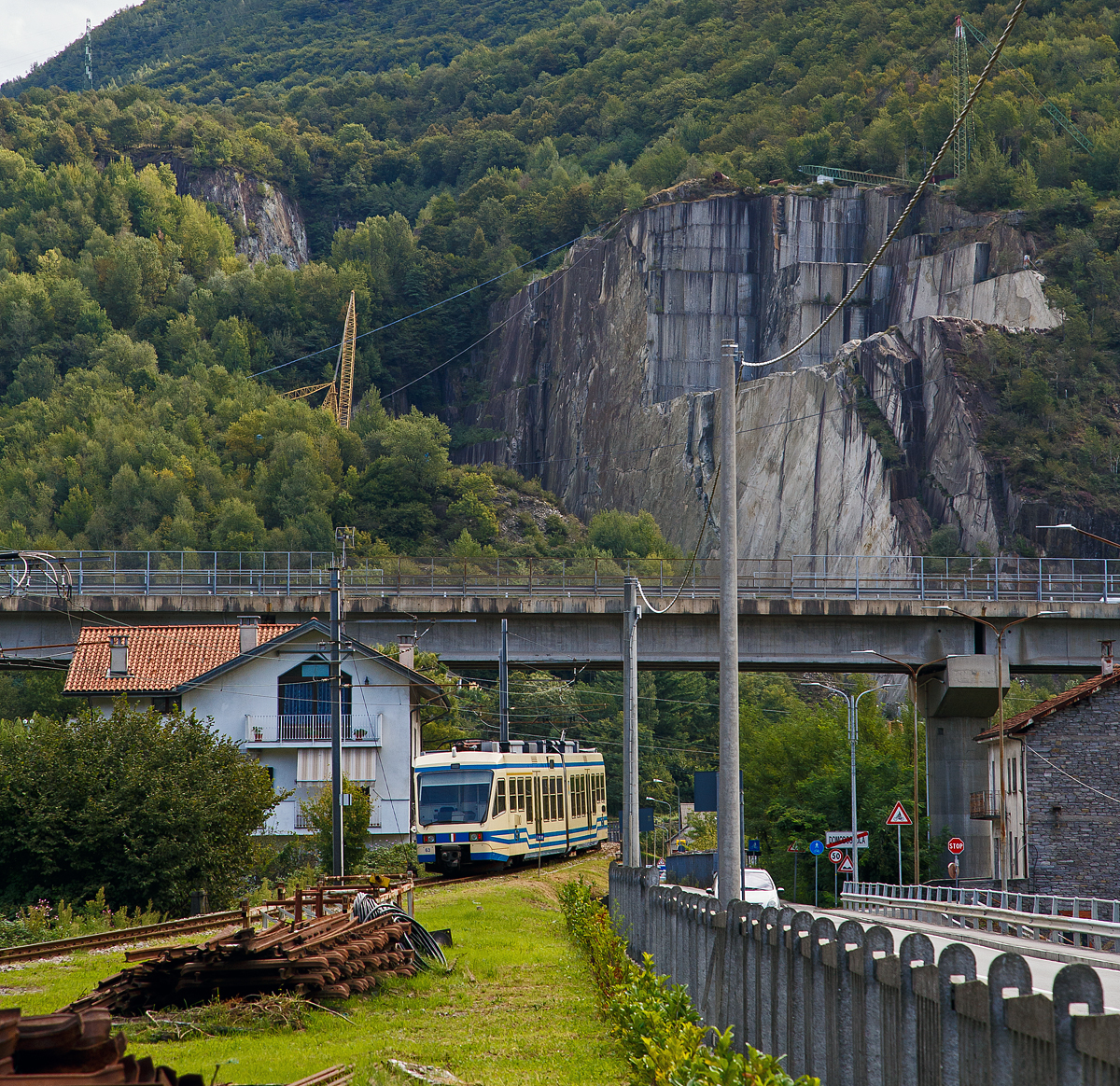 Der ABe 4/6 63  Malesco  der SSIF (Società subalpina di imprese ferroviarie) verlässt am 15.09.2017 gerade Domodossola.