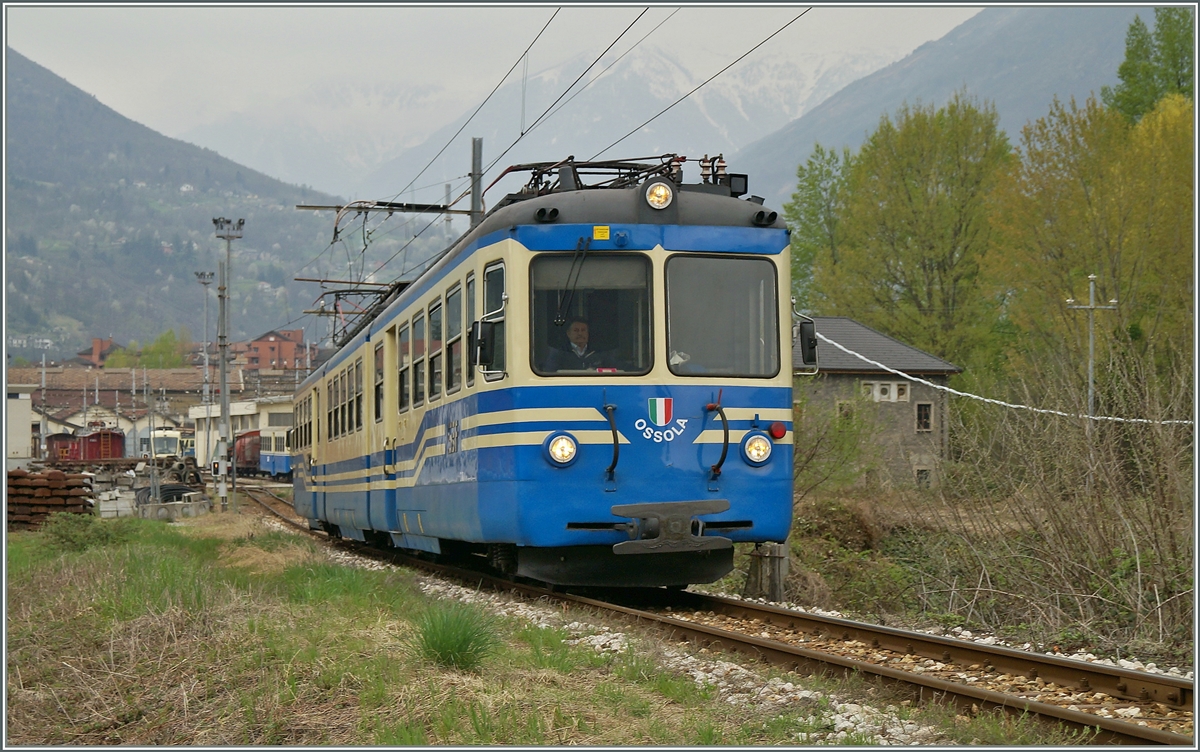 Der ABe 8/8 23  Ossola  als Regionlazug 763 nach Re kurz nach der Abfahrt in Domodossola. 
3. April 2014