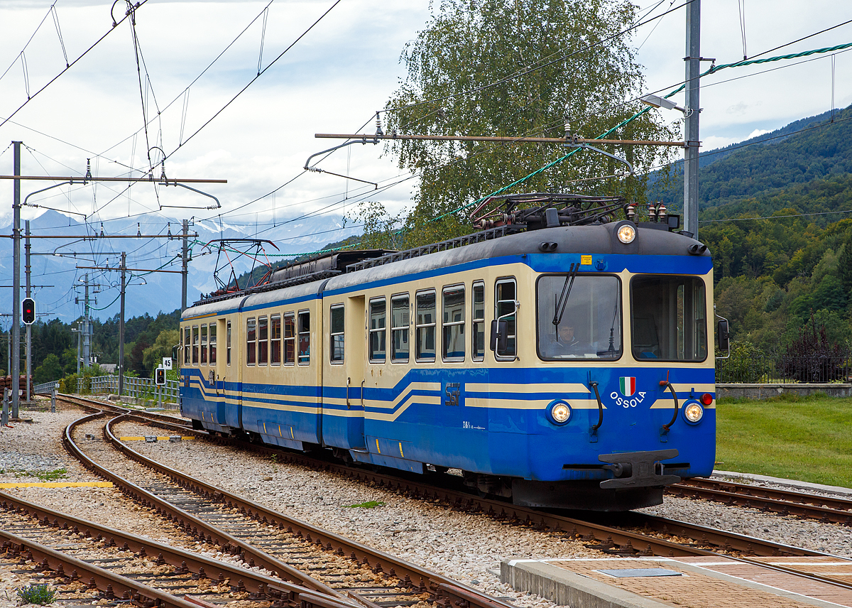 
Der ABe 8/8 23  OSSOLA  der SSIF (Società subalpina di imprese ferroviarie), als Regionalzug von Domodossola nach Re, erreicht am 15.09.2017 den Bahnhof Santa Maria Maggiore (Stazione SSIF di Santa Maria Maggiore).

1959 erhielt die Società delle Ferrovie Regionali Ticinesi (FRT, früherer Name der FART) zusammen mit der Società subalpina di imprese ferroviarie (SSIF) vier elektrische Gelenktriebwagen vom Typ ABe 8/8. Anfänglich gehörten die Triebwagen 21 und 22 der FART, ex FRT und die Triebwagen 23 und 24 der SSIF. 1982 verkaufte die FART ihre beiden Triebwagen an die SSIF. Obwohl die SSIF ein rein italienisches Unternehmen ist, verwendet sie auch die schweizerischen Typenbezeichnungen.

Die vier Triebwagen wurden für die internationalen Schnellzüge zwischen Locarno und Domodossola angeschafft. Sie lösten die ABDe 4/4 ab. Die neuen Triebwagen erlaubten 1959 die Verkürzung der Reisezeit zwischen Domodossola und Locarno auf eine Stunde und 40 Minuten, was einer Fahrzeitverkürzung von 20 Minuten entsprach. In der Führung der Schnellzüge wurden sie 1992 größtenteils durch die ABe 4/6 abgelöst.

Die Gelenktriebwagen wurden von Schindler Waggon in Pratteln hergestellt, die elektrische Ausrüstung lieferte die BBC-Tochter Tecnomasio Italiano Brown Boveri (TIBB). Der Wagenkasten ist dreigeteilt und stützt sich jeweils unter dem Kastengelenk auf ein Jakobsdrehgestell ab.

Der ABe 8/8 24 wurde 2007 zum Panoramatriebzug umgebaut (mit neuem Kastenaufbau). Er dient als Reserve für die neuen SSIF Panoramatriebzüge.

TECHNISCHE DATEN:
Hersteller: 	SWP TIBB
Baujahr: 	1959
Spurweite: 1.000 mm
Achsformel:  Bo'Bo'Bo'Bo'
Länge über Puffer: 34.000 mm
Drehzapfenabstand: 9.000 mm
Achsabstand im Drehgestell: 2.300 mm
Dienstgewicht:  59 t
Höchstgeschwindigkeit:  60 km/h
Stundenleistung:  720 kW (976 PS)
Stromsystem:  1200 V DC (Gleichstrom)
Zugbremse:  Druckluft
Kupplungstyp:  Zp2 = Mittelpuffer mit 2 Schraubenkupplungen
Sitzplätze: 	113
