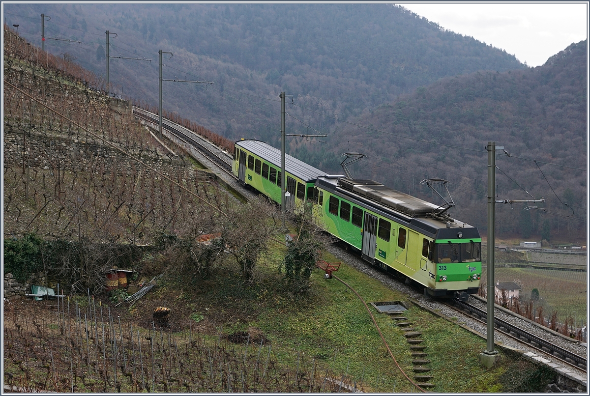 Der AL BDeh 4/4 313 mit den Bt 363 auf Bergfahrt Richtung Leysin oberhalb von Aigle.
7. Jan. 2018