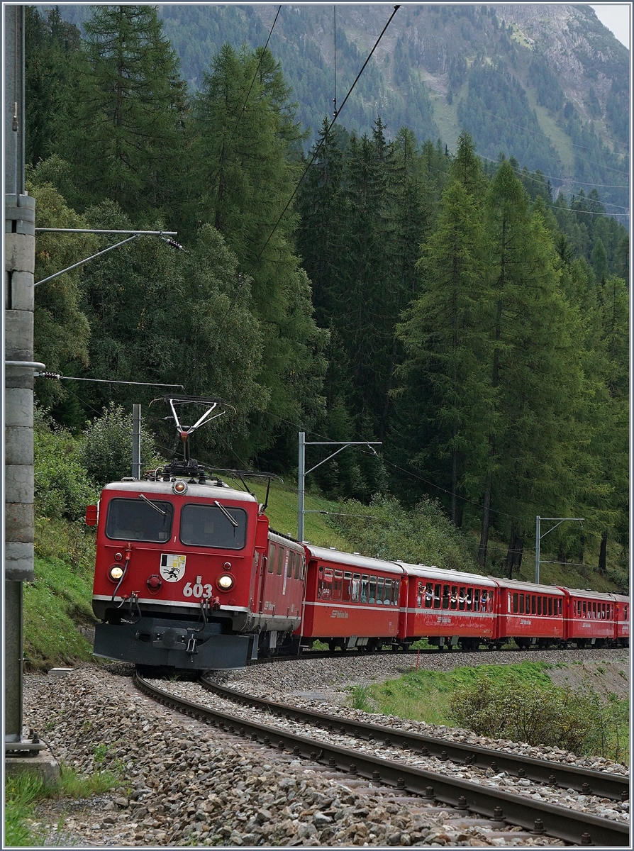 Der Albula Schnellzug RE 1145 Chur - St.Moritz führt nicht nur die Stammkopossition von vier  B  einem  D  und zwei  A , sondern auch noch die GEX Wagengruppen des Glacier Expresse 900 von Zermatt. So hatten die beiden RhB Ge 4/4 I 603 und 602 mit ihren dreizehn Wagen Anhängelast reichlich zu tun. Bei Bergün Bravuogn, den 11. September 2016
22.09.2016 