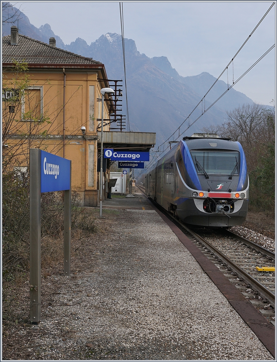 Der Ale 501 ME  Minuteo  auf seiner Fahrt von Domodossola nach Novara beim kurzen Halt in Cuzzago.
29. Nov. 2018