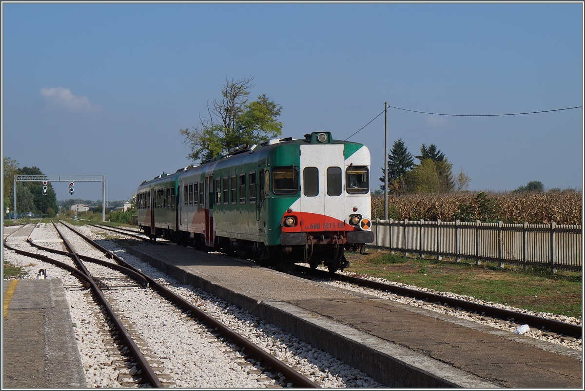 Der ALn 668 1015 mit seinem Beiwagen erreicht Brescello.
22. Sept. 2014