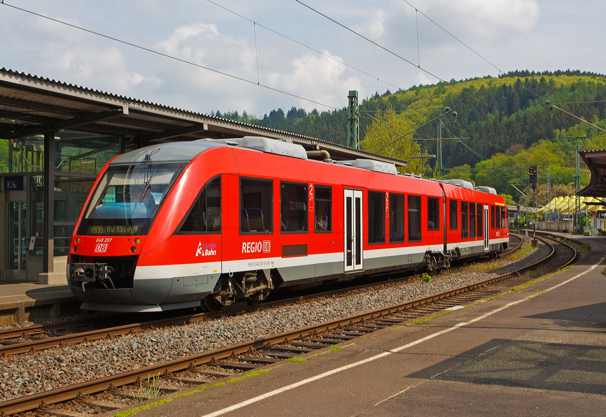Der Alstom Coradia LINT 41 - 648 207 / 707 der DreiLänderBahn als RB 95 Sieg-Dill-Bahn (Dillenburg-Siegen-Au/Sieg) fährt am 26.04.2014 auf Gleis 106 in den Bahnhof Betzdorf/Sieg ein.  

Der Dieseltriebwagen hat die komplette NVR-Nummern 95 80 0648 207-8 D-DB Bpd / 95 80 0648 707-7 D-DB ABpd und wurde 2004 bei Alstom (ehemals LHB) unter der Fabriknummer 1001222-007 gebaut. Die EBA-Nummer ist EBA 04 D 14 B 007. 
