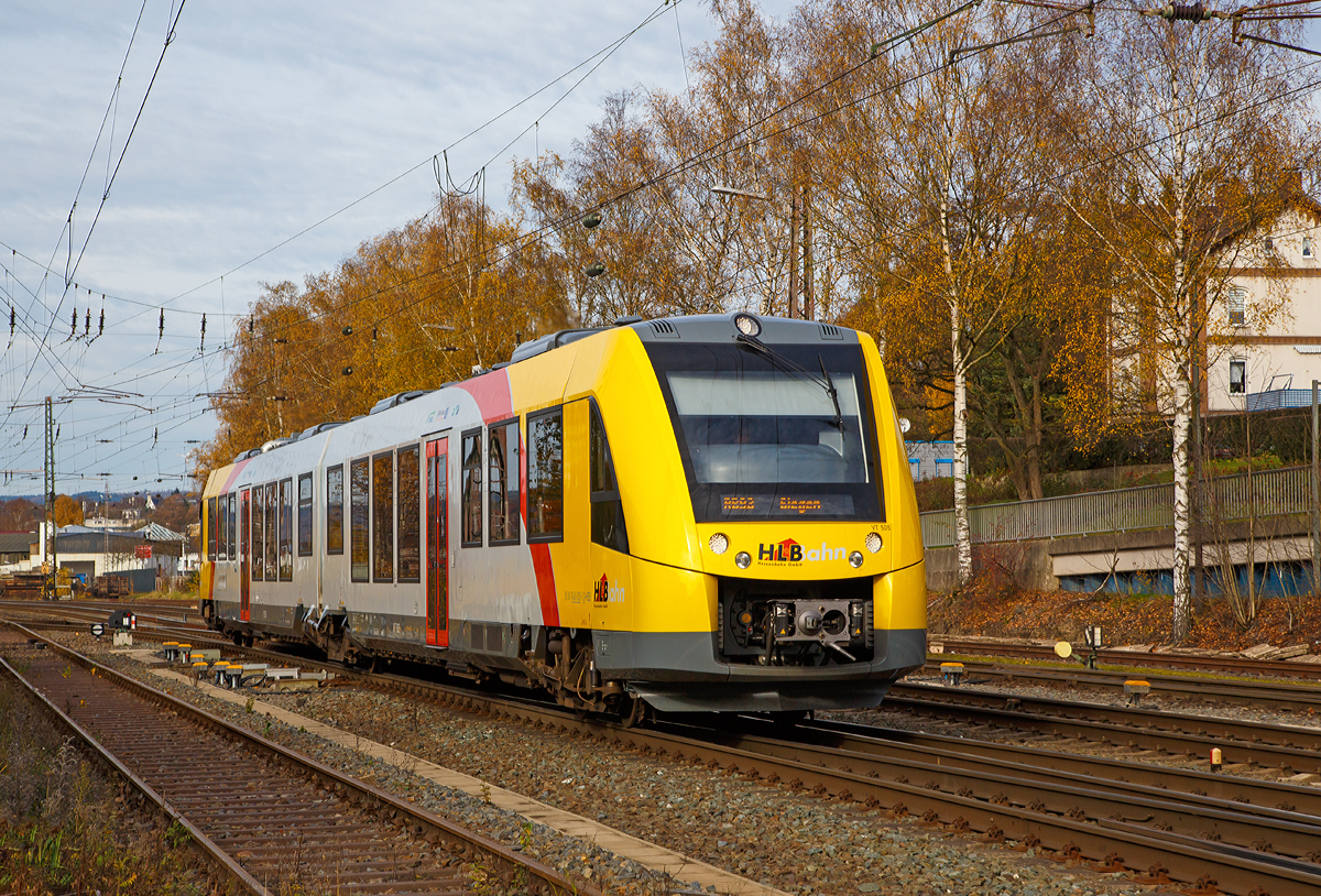 
Der Alstom Coradia LINT 41 der neuen Generation / neue Kopfform, der VT 505 (95 80 1648 105-2 D-HEB / 95 80 1648 605-1 D-HEB) der HLB (Hessische Landesbahn GmbH) fährt am 08.11.2015, als RB 93  Rothaarbahn  (Bad Berleburg - Kreuztal - Siegen), von Kreuztal weiter in Richtung Siegen. 

Der LINT 41 wurde im Juni 2015 von ALSTOM LHB (Salzgitter) unter der Fabriknummer D041418-005 gebaut und an die HLB für den Standort Siegen ausgeliefert. Abnahmetag war der 30.06.2015. 

Eigentlich müssten diese LINT mit der neuen Kopfform ja LINT 42 heißen, da sie mit einer Länge von 42,17 m etwas länger sind als die ursprünglichen LINT 41 (41,81 m). Denn die Bezeichnung LINT 41 bedeutet „leichter innovativer Nahverkehrstriebwagen“, die 41 steht für die Länge der vollen Meter (bei dem ursprünglichen 41,81 m). 

Wird die Bezeichnung „H“ (LINT 41/H) verwendet, so sind es Hochflur-Fahrzeuge. Dies hier ist aber ein zweiteiliger Niederflur-Dieseltriebwagen, welches man gut an der bis unten gehenden Tür erkennen kann.