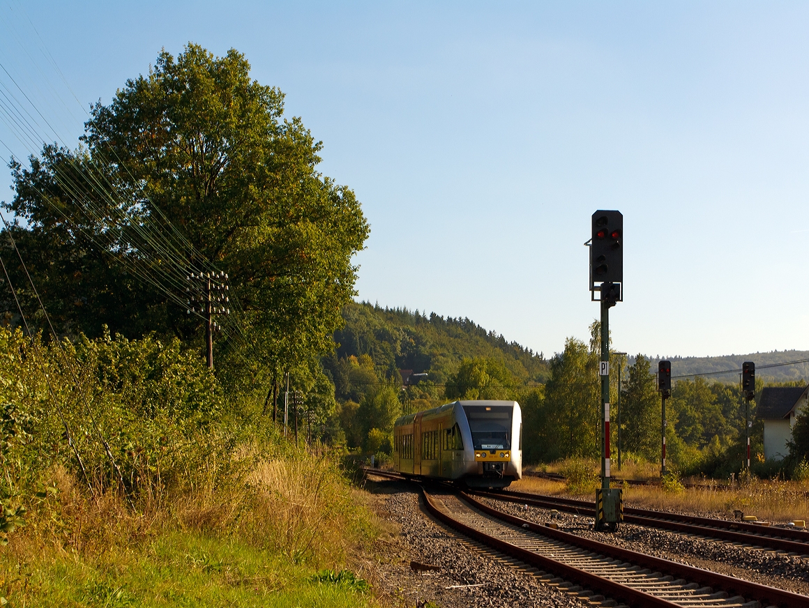 Der an die vectus Verkehrsgesellschaft ausgeliehene VT 102 bzw.  508 102 der HLB (Hessischen Landesbahn) ein Stadler GTW 2/6 f�hrt am 24.09.2013 in den Bahnhof Nistertal / Bad Marienberg (fr�her Bf Erbach/Westerwald) als RB Westerburg - Hachenburg - Altenkirchen - Au/Sieg (VEC 25758) ein.

Der Triebwagen mit den NVR-Nummern  95 80 0946 402-4 D-HEB / 95 80 0646 102-7 D-HEB / 95 80 0946 902-3 D-HEB wurde 1999 bei DWA unter der Fabrik-Nummer 508/008 f�r die HLB Betriebsbereich KNE (ex Kassel-Naumburger Eisenbahn) gebaut.