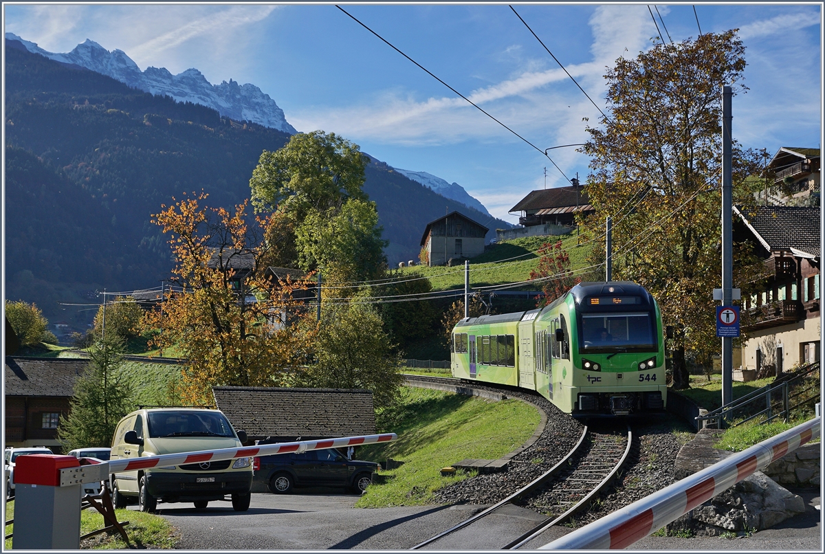 Der AOMC TPC GTW Be 2/6 544 auf der Fahrt nach Aigle erreicht den Halt Croix de Nant.
28. Okt. 2016