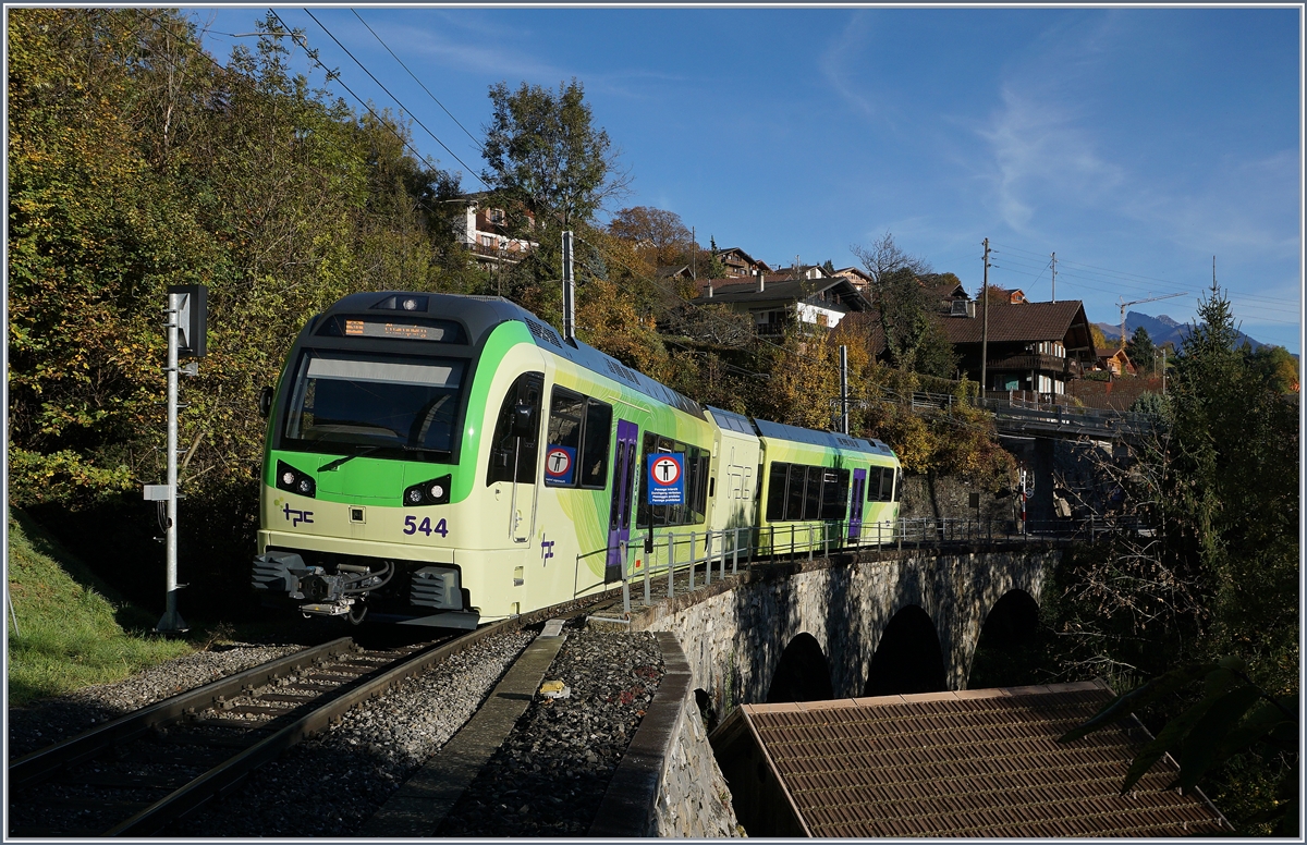Der AOMC TPC GTW Beh 2/6 544 auf der Pont de Chemex. 
28. Okt. 2016