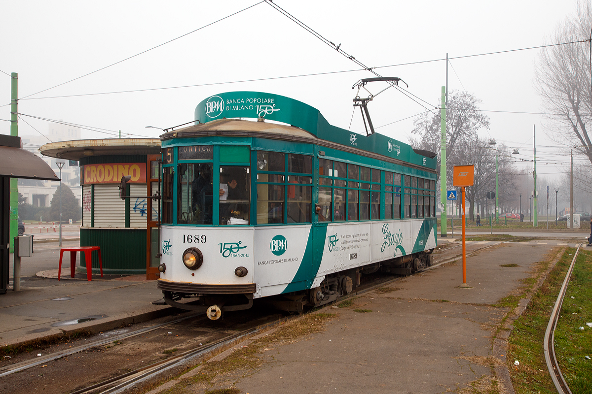 Der ATM  Ventotto  1689 (ATM-Baureihe 1500) aus dem Jahre 1928 als Linie 5 nach Ortica am 28.12.2015 an der Start-Haltestelle Piazza dell'Ospedale Maggiore.